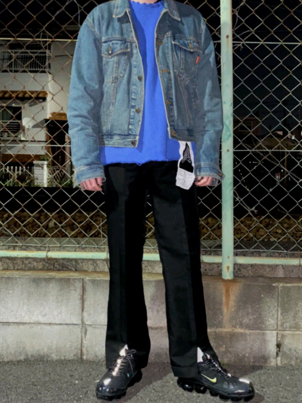 「春コーデ、シンプルコーデ、スニーカー、ootd、古着、レイヤードスタイル、ワイドパンツ、デニム、オトナカジュアル」｜「Richardのアイテム（ニット/セーター、ブルー系）」を使った、tarkarnorさん（メンズ・171cm）の春コーディネートの1枚目の写真