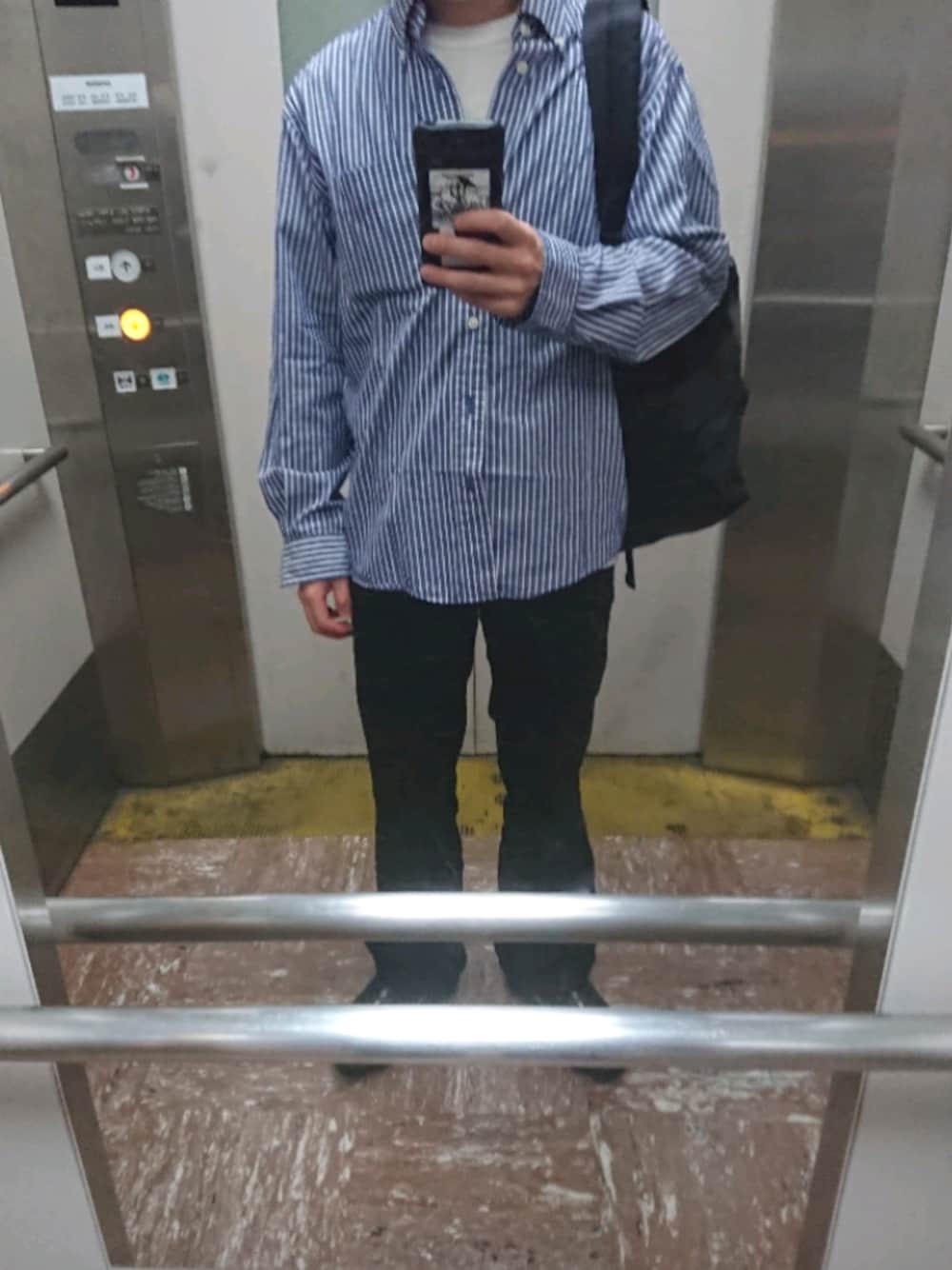 「シンプルコーデ、キレイめ、オトナカジュアル、UNIQLO、春、シンプル、白Tシャツ」｜「UNIQLOのアイテム（シャツ/ブラウス、ブルー系）」を使った、tarkarnorさん（メンズ・171cm）の春コーディネートの1枚目の写真