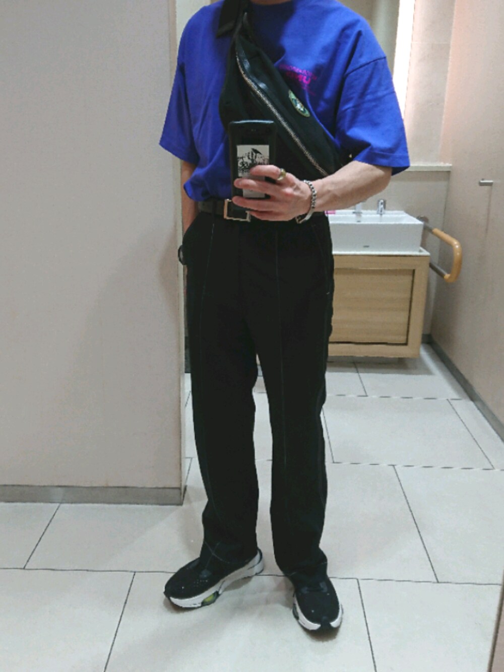 「ビッグシルエット、スニーカー、ラフ、ootd、タックイン、プリントT、NIKE、きれいめカジュアル」｜「Paul SmithのSAFIANO LEATHER ベルト / 100705 FR（ベルト、ブラック系）」を使った、tarkarnorさん（メンズ・171cm）の夏コーディネートの1枚目の写真