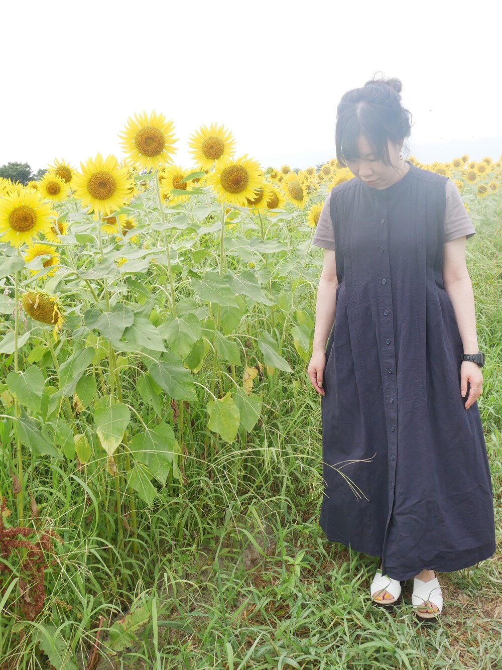 「休日スタイル、ひまわり畑、ワンピース、ユニクロユー、UNIQLO、UNIQLO U、着回しコーデ、サンダル、低身長、低身長コーデ」｜「UNIQLOのクルーネックT（半袖）（Tシャツ/カットソー、パープル系）」を使った、mIhOさん（レディース・150cm）の夏コーディネートの1枚目の写真