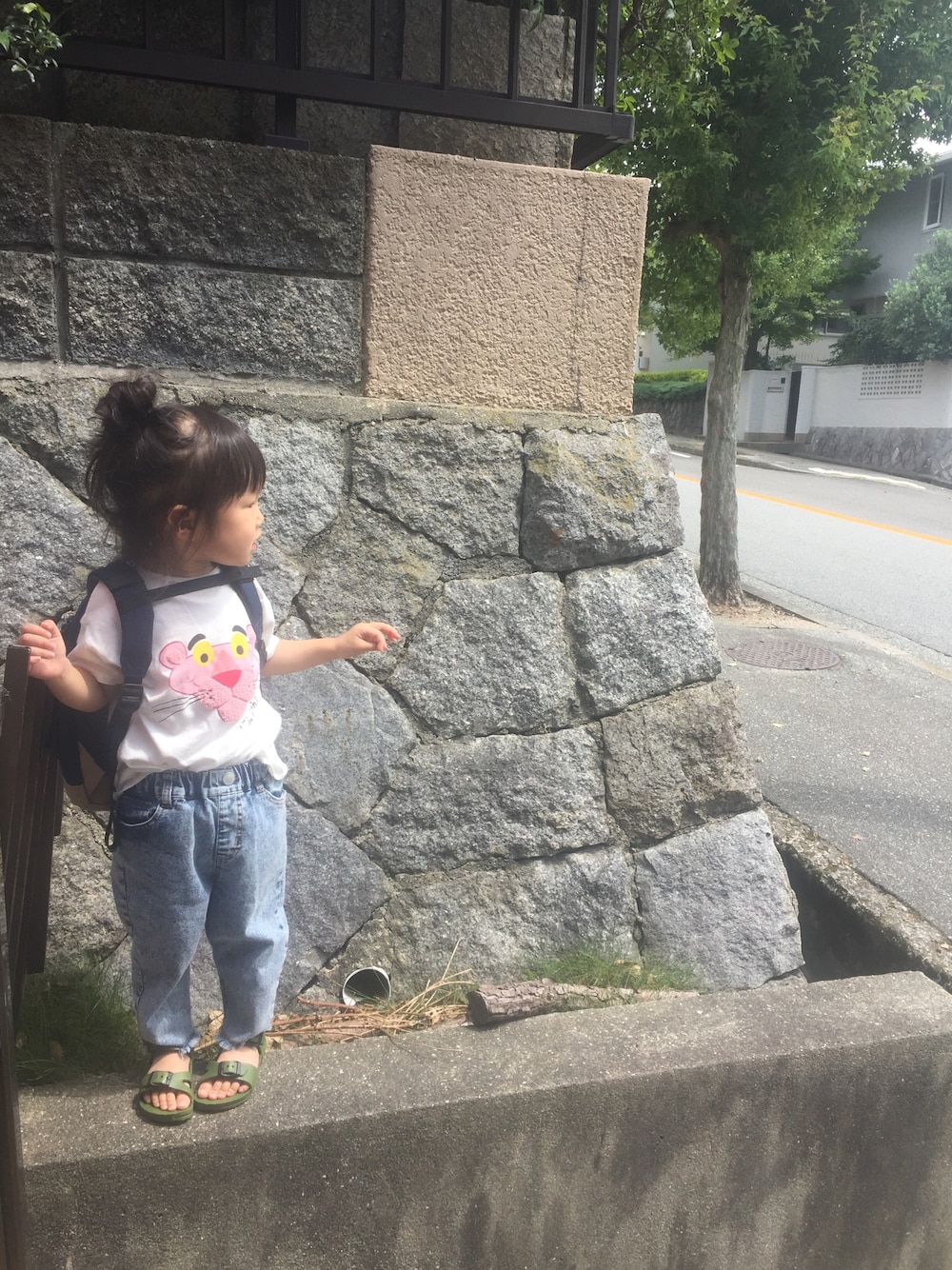 「夏コーデ、THE NORTH FACE、ノースフェイス、キッズコーデ、女の子、キャラT、ケミカルウォッシュ、デニム、ビルケン風サンダル、リュック」｜「THE NORTH FACEのTHE NORTH FACE K BERKELEY MINI（バックパック/リュック、ブルー系）」を使った、neoさん（キッズ・80cm）の夏コーディネートの1枚目の写真