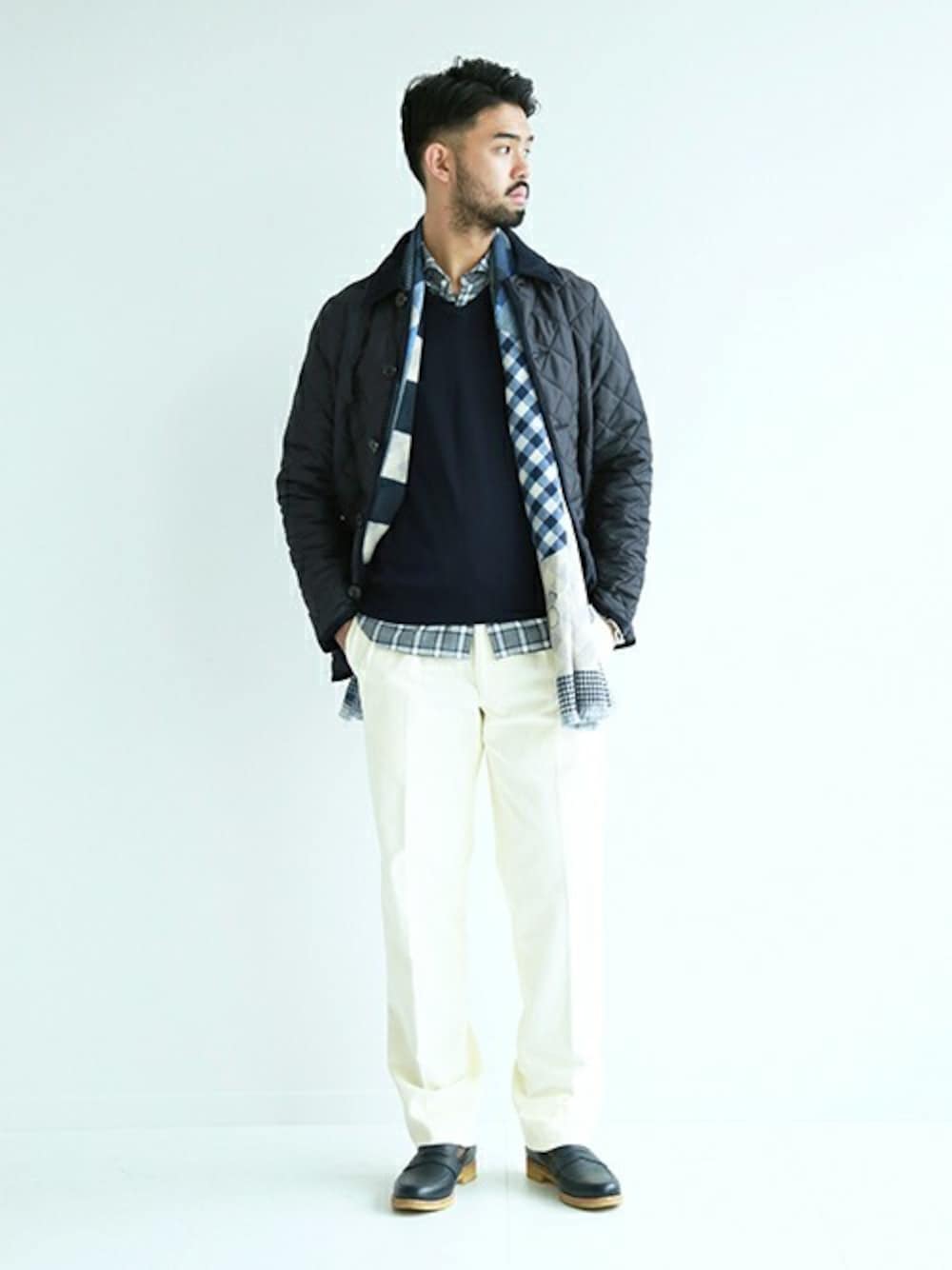 ブルー系のその他アウター、グレー系のシャツ/ブラウス、ブルー系のニット/セーターを着用したメンズの秋コーディネートの1枚目の写真