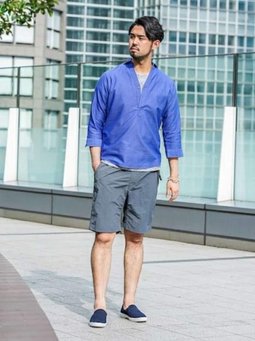 ブルー系のシャツ/ブラウス、ブルー系のTシャツ/カットソー、ブルー系のその他パンツを着用したメンズの夏コーディネートの1枚目の写真