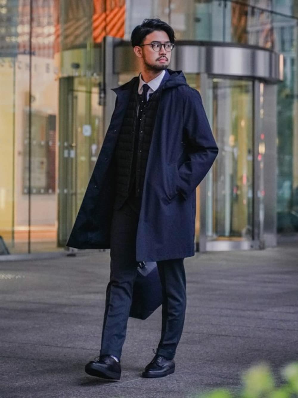 ブルー系のその他アウター、ブルー系のテーラードジャケット、ブルー系のその他パンツを着用したメンズの冬コーディネートの1枚目の写真