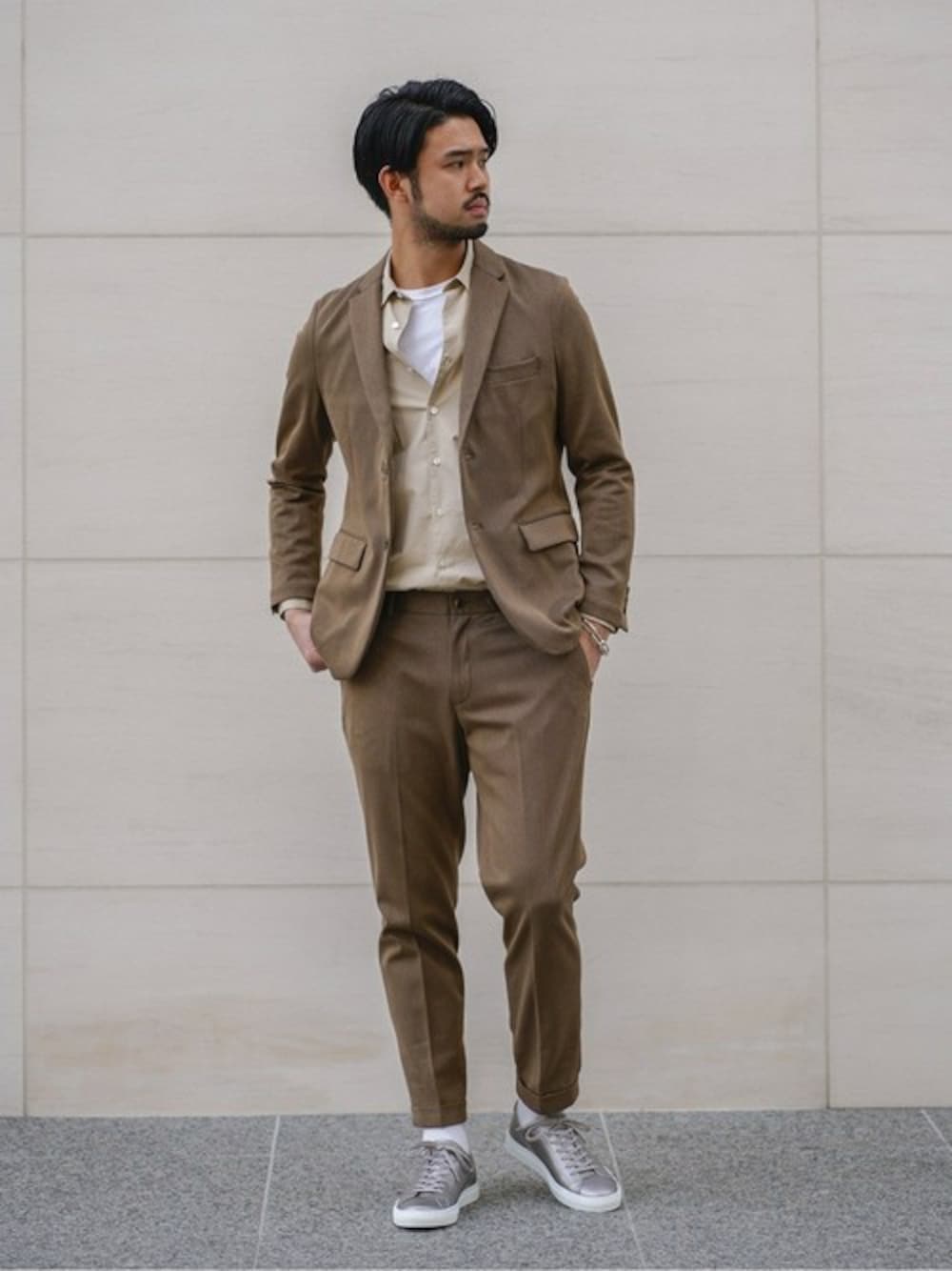 ベージュ系のテーラードジャケット、ベージュ系のその他パンツ、ベージュ系のシャツ/ブラウスを着用したメンズの春コーディネートの1枚目の写真