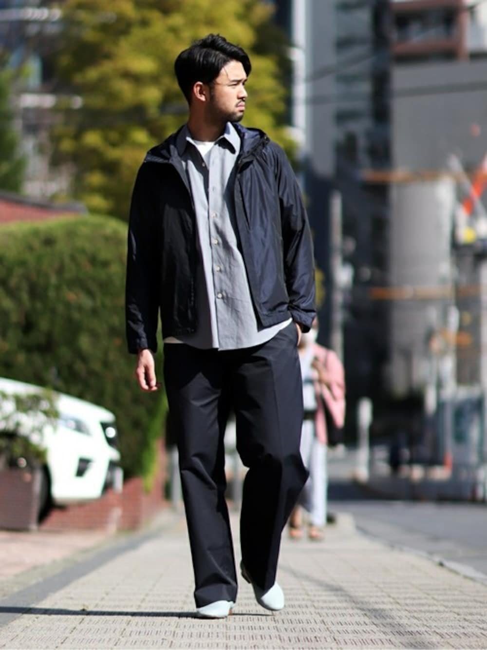 ブルー系のブルゾン、グレー系のその他シューズを着用したメンズの春コーディネートの1枚目の写真