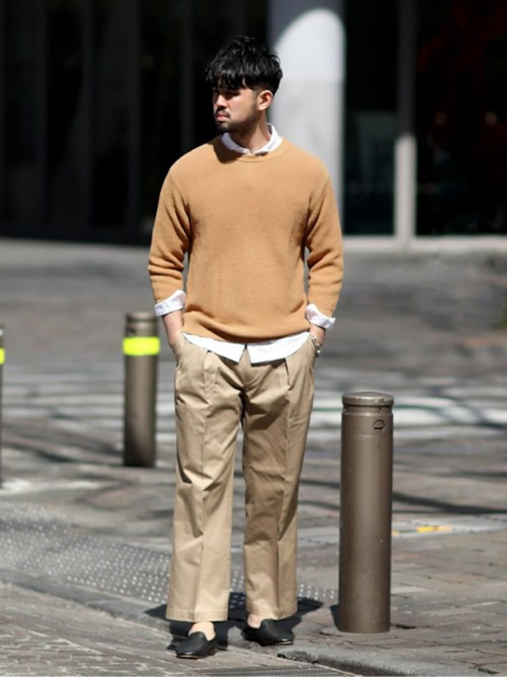 ベージュ系のニット/セーター、ホワイト系のシャツ/ブラウス、ベージュ系のチノパンツを着用したメンズの春コーディネートの1枚目の写真