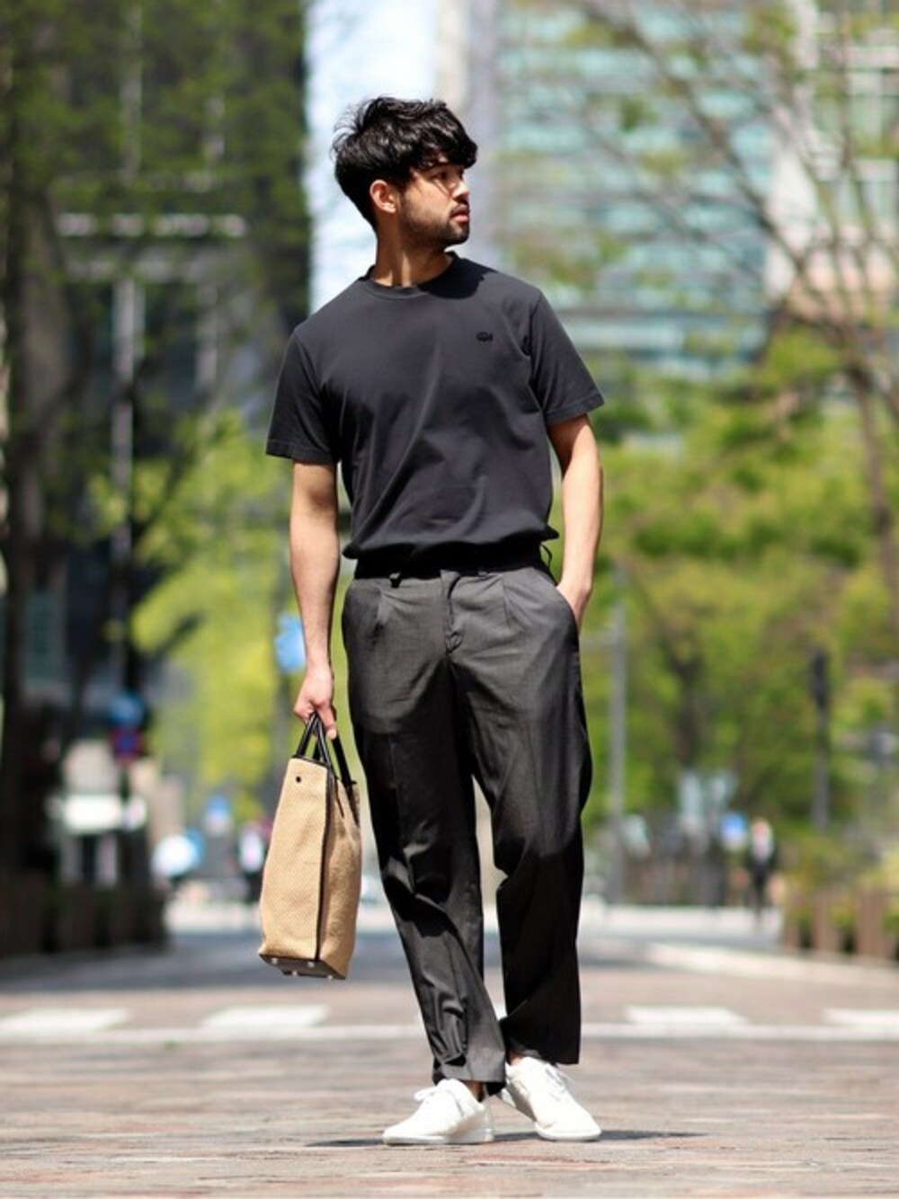 ブラック系のTシャツ/カットソー、グレー系のその他パンツ、ホワイト系のスニーカーを着用したメンズの春コーディネートの1枚目の写真