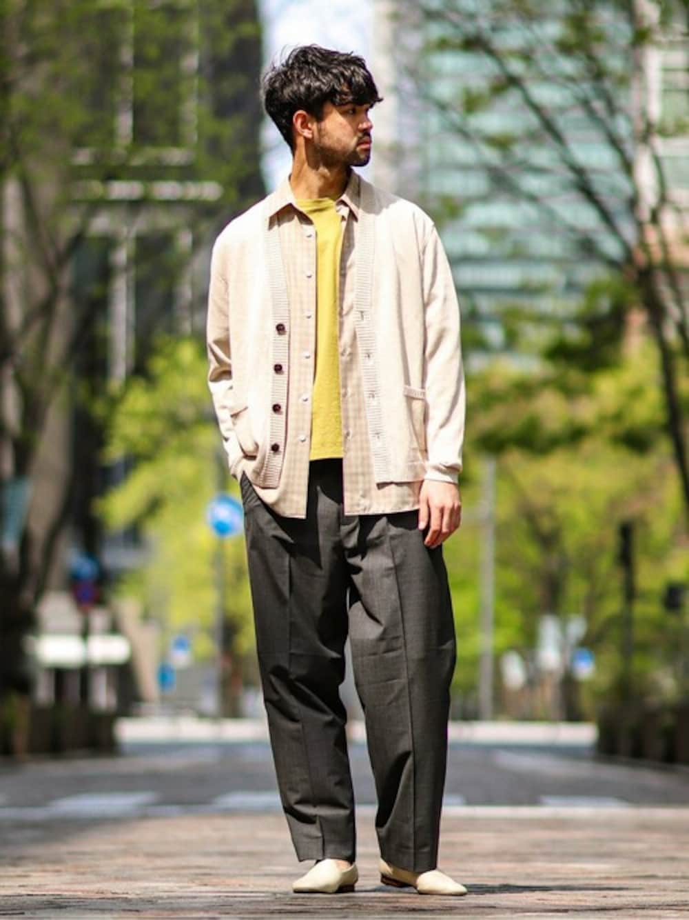ベージュ系のカーディガン/ボレロ、イエロー系のTシャツ/カットソー、グレー系のその他パンツを着用したメンズの春コーディネートの1枚目の写真