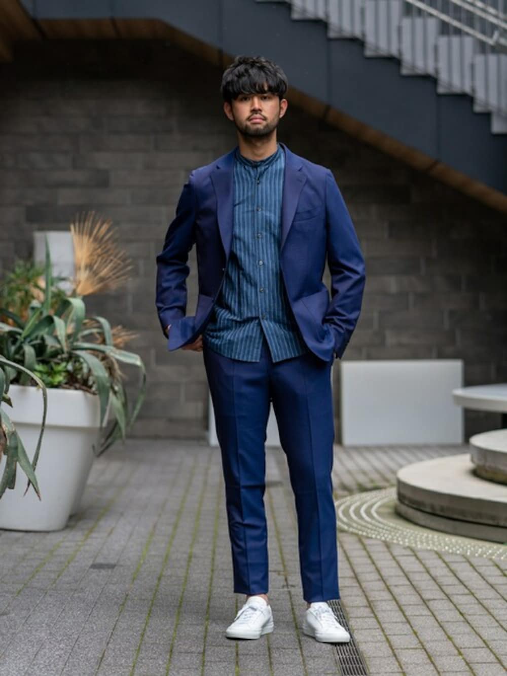 ブルー系のテーラードジャケット、ブルー系のその他パンツ、ホワイト系のスニーカーを着用したメンズの春コーディネートの1枚目の写真