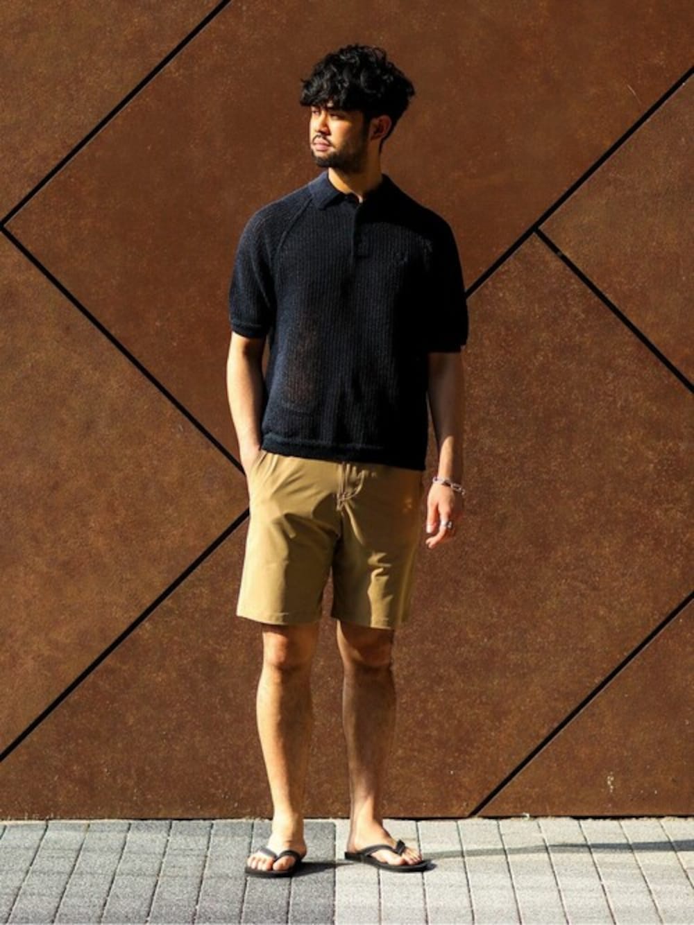 ブルー系のポロシャツ、ベージュ系のその他パンツを着用したメンズの夏コーディネートの1枚目の写真
