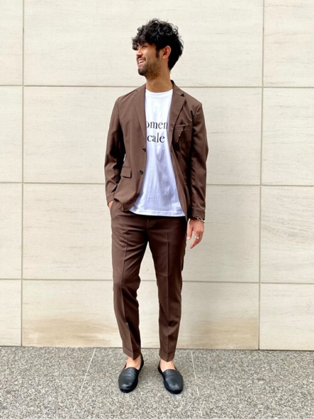 ブラウン系のテーラードジャケット、ブラウン系のその他パンツ、ホワイト系のTシャツ/カットソーを着用したメンズの夏コーディネートの1枚目の写真