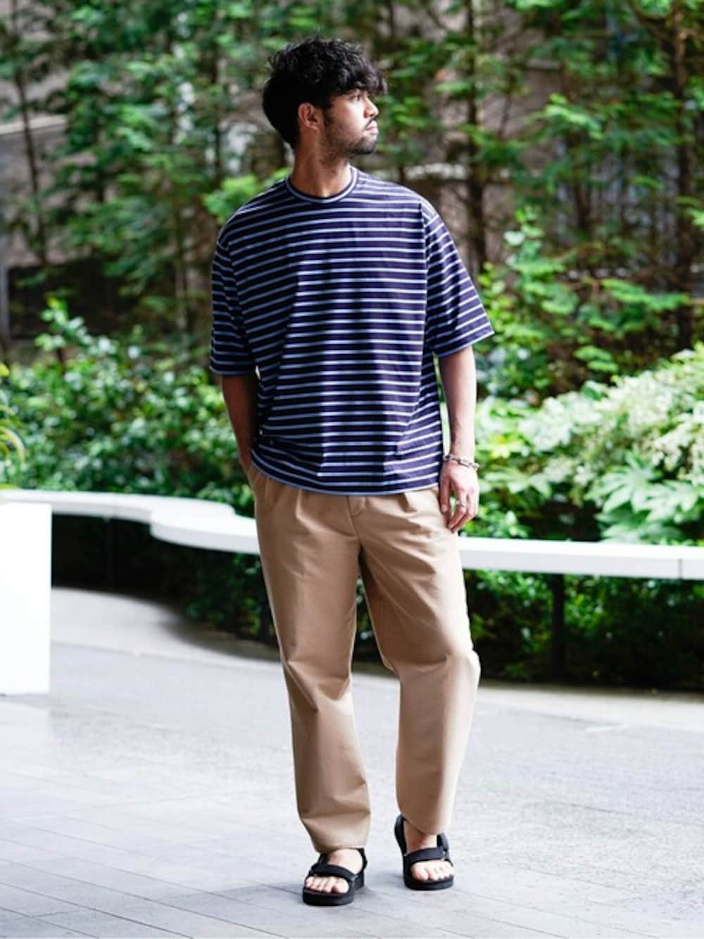 ブラック系のサンダル、ブルー系のTシャツ/カットソー、ベージュ系のその他パンツを着用したメンズの夏コーディネートの1枚目の写真