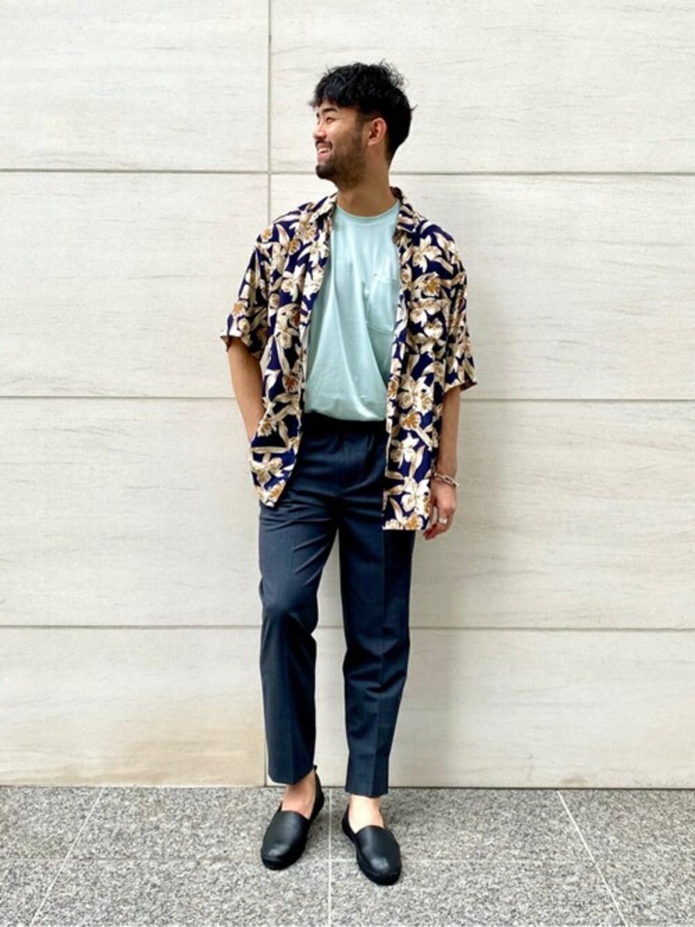 ブルー系のシャツ/ブラウス、グレー系のその他パンツ、ブラック系のスリッポンを着用したメンズの夏コーディネートの1枚目の写真