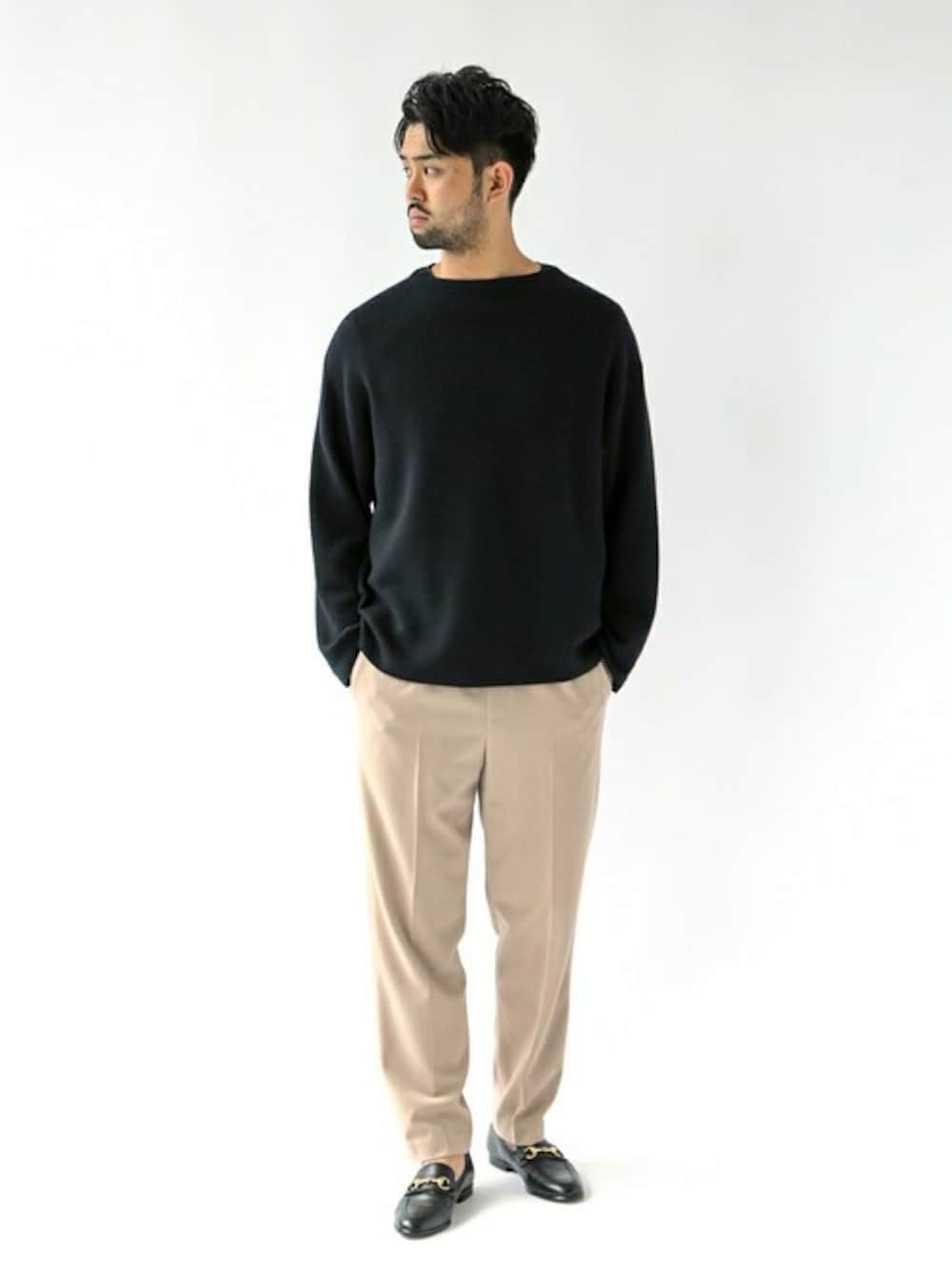 ブラック系のニット/セーター、ベージュ系のその他パンツ、ブラック系のドレスシューズを着用したメンズの秋コーディネートの1枚目の写真