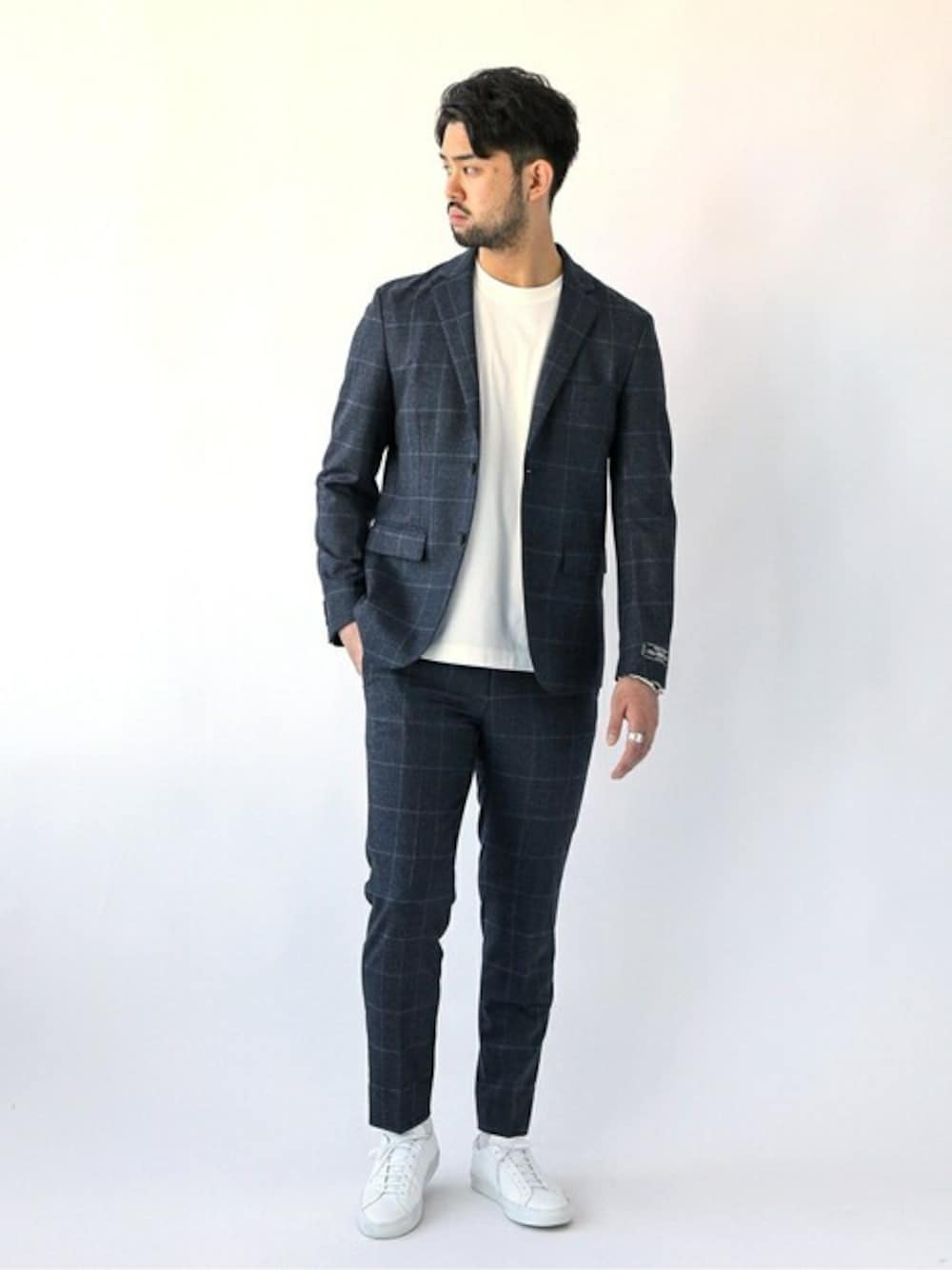 ブルー系のテーラードジャケット、ホワイト系のTシャツ/カットソー、ブルー系のその他パンツを着用したメンズの秋コーディネートの1枚目の写真