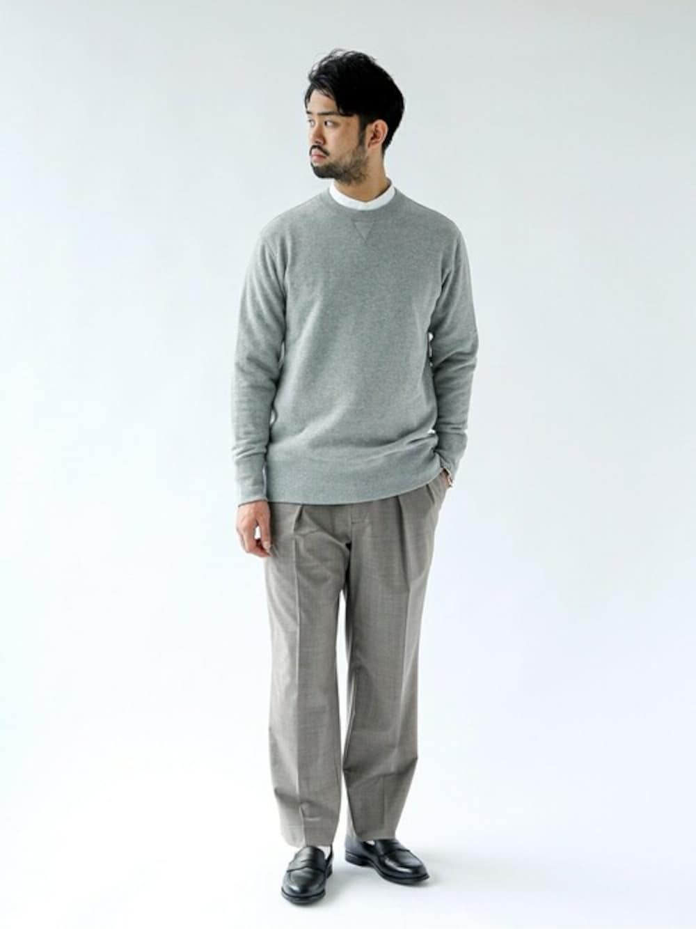 グレー系のスウェット、ホワイト系のシャツ/ブラウス、グレー系のスラックスを着用したメンズの秋コーディネートの1枚目の写真