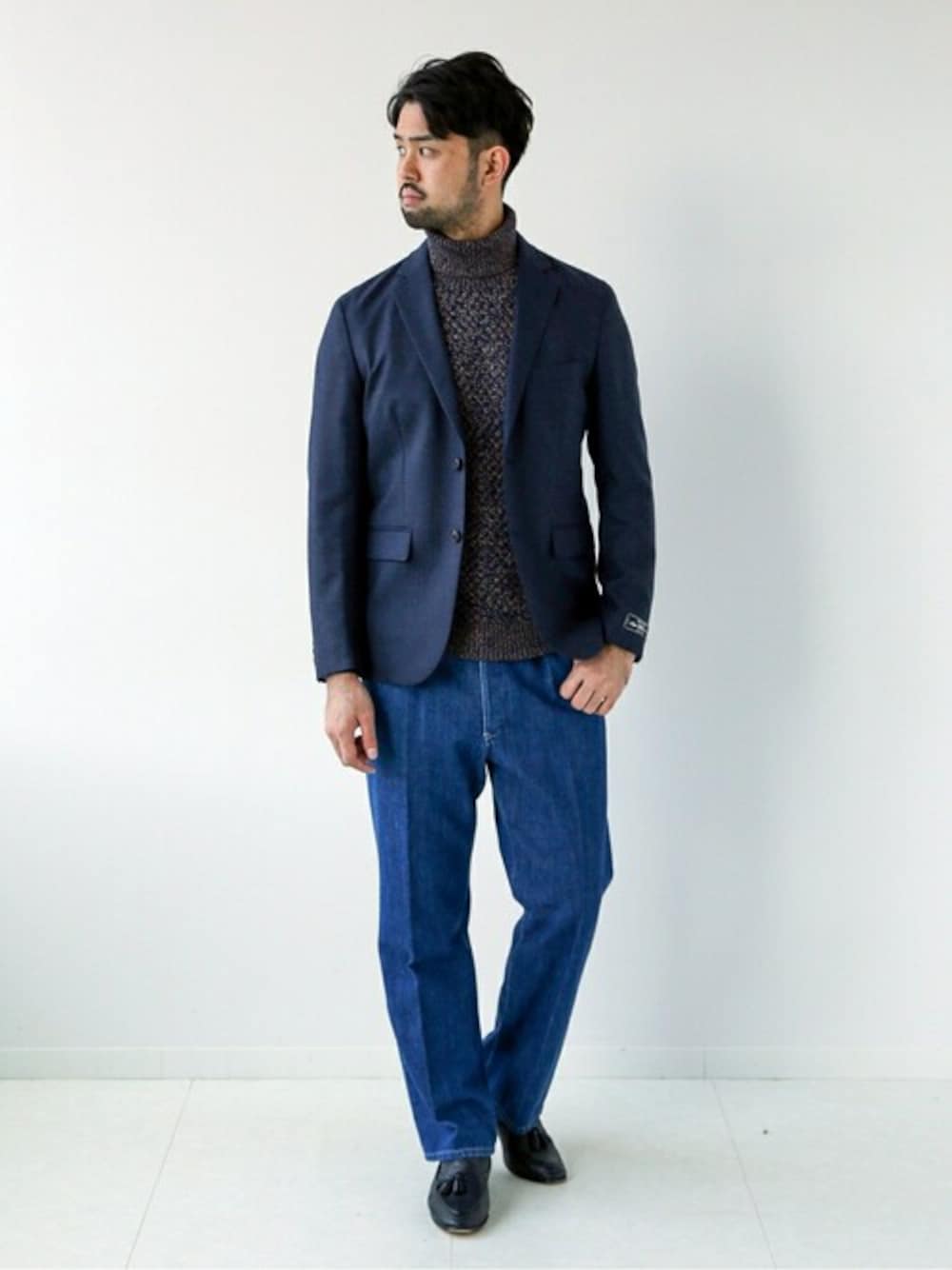 ブルー系のニット/セーター、ブルー系のテーラードジャケット、ブルー系のその他パンツを着用したメンズの秋コーディネートの1枚目の写真