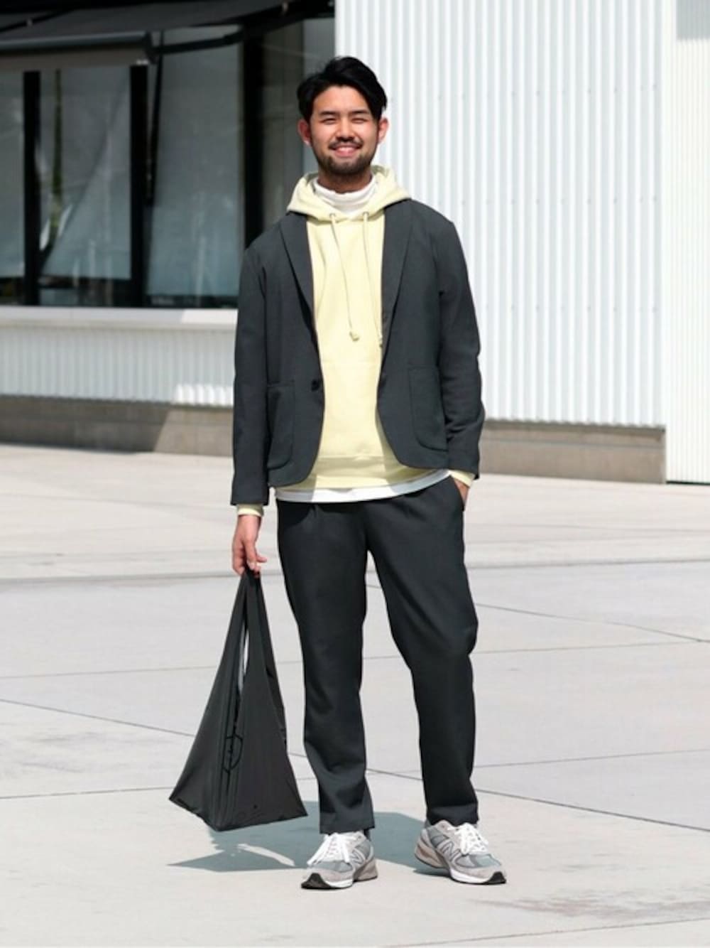 グレー系のテーラードジャケット、ホワイト系のTシャツ/カットソーを着用したメンズの秋コーディネートの1枚目の写真