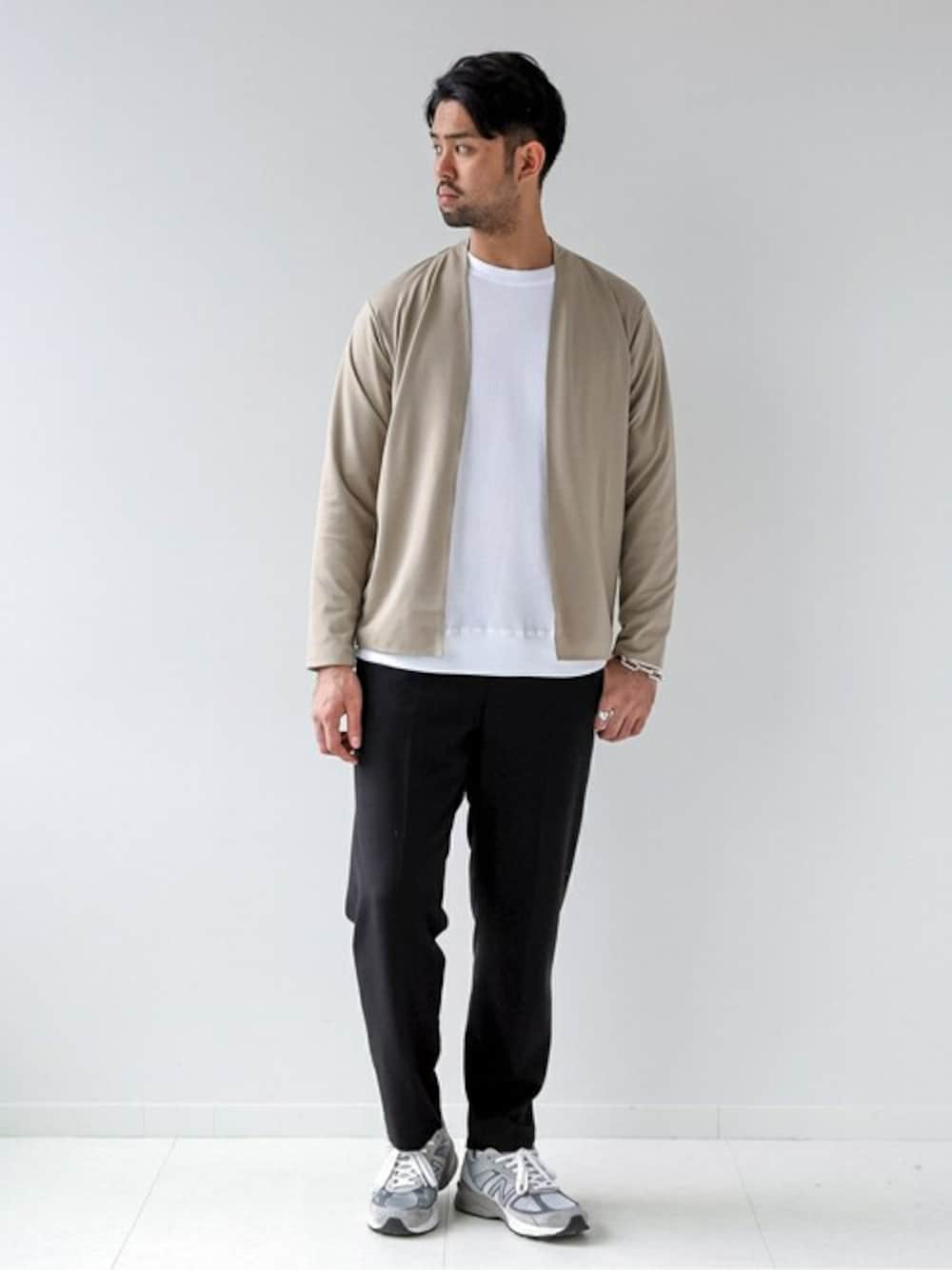 ホワイト系のTシャツ/カットソー、ブラック系のその他パンツ、ホワイト系のTシャツ/カットソーを着用したメンズの秋コーディネートの1枚目の写真