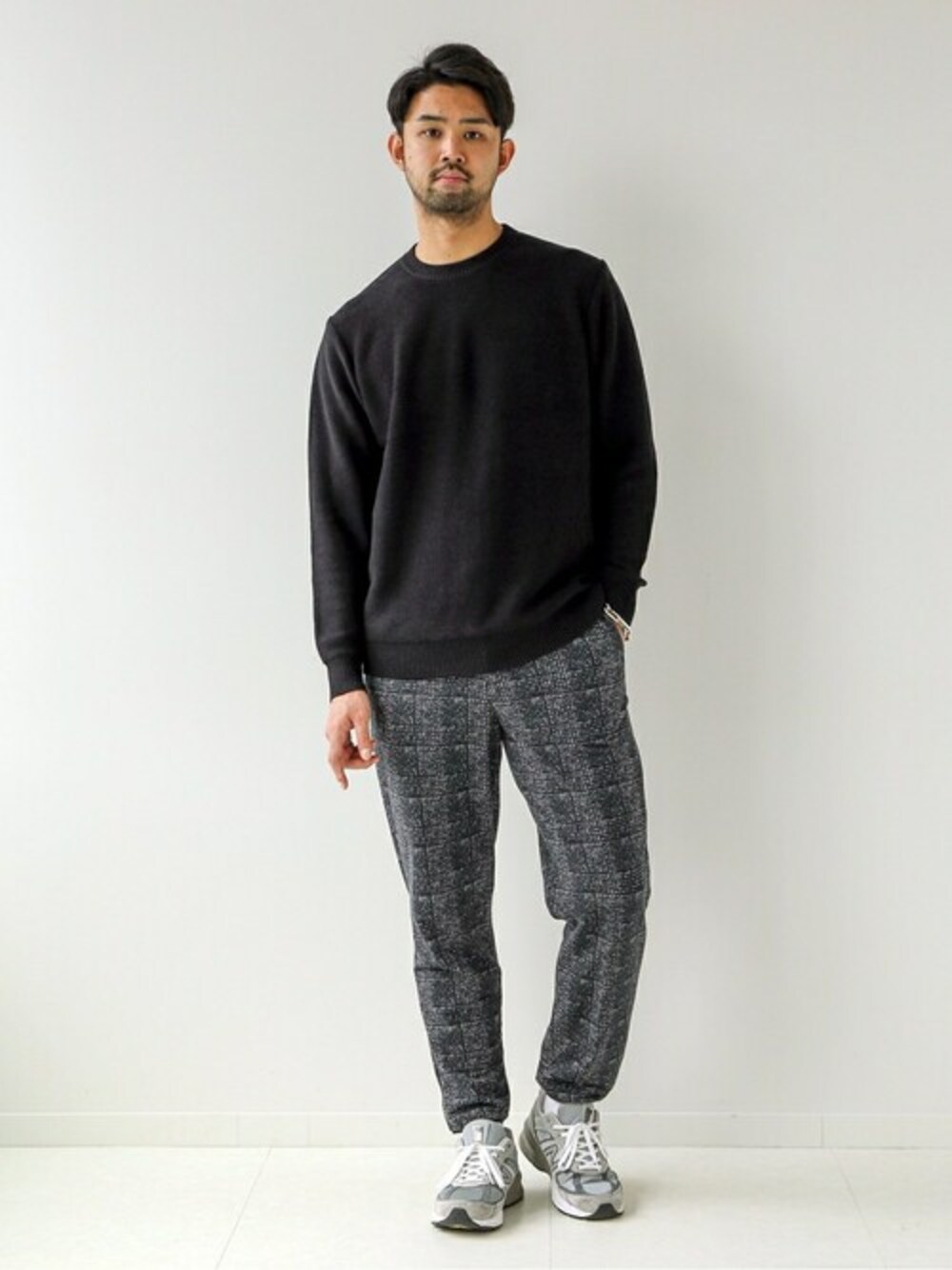 ブラック系のニット/セーター、ブラック系のその他パンツを着用したメンズの秋コーディネートの1枚目の写真