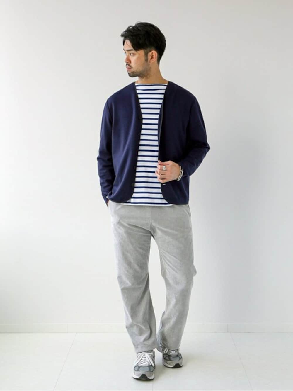 ブルー系のカーディガン/ボレロ、ブルー系のTシャツ/カットソーを着用したメンズの秋コーディネートの1枚目の写真