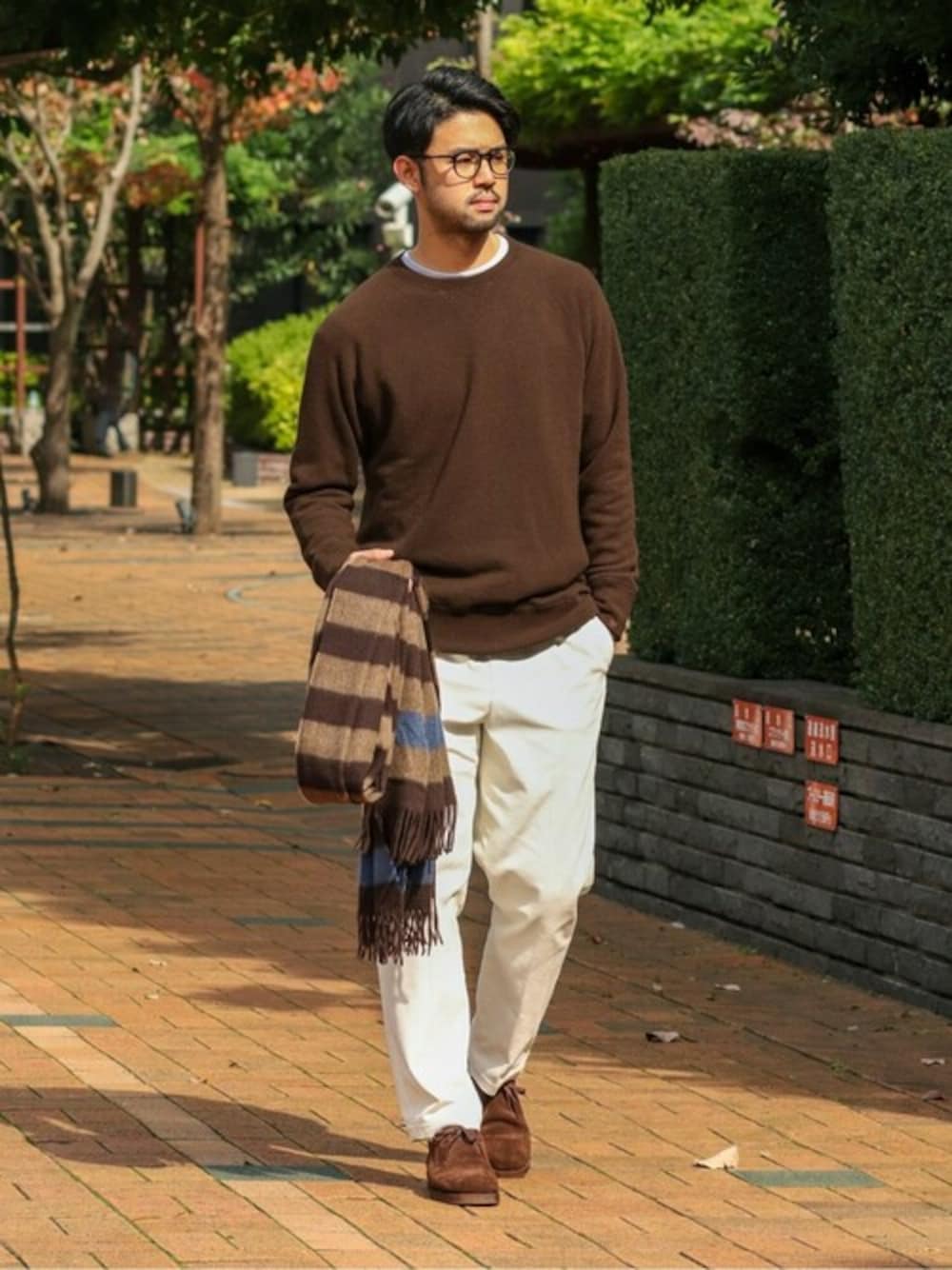 ブラウン系のスウェット、ホワイト系のその他パンツを着用したメンズの秋コーディネートの1枚目の写真