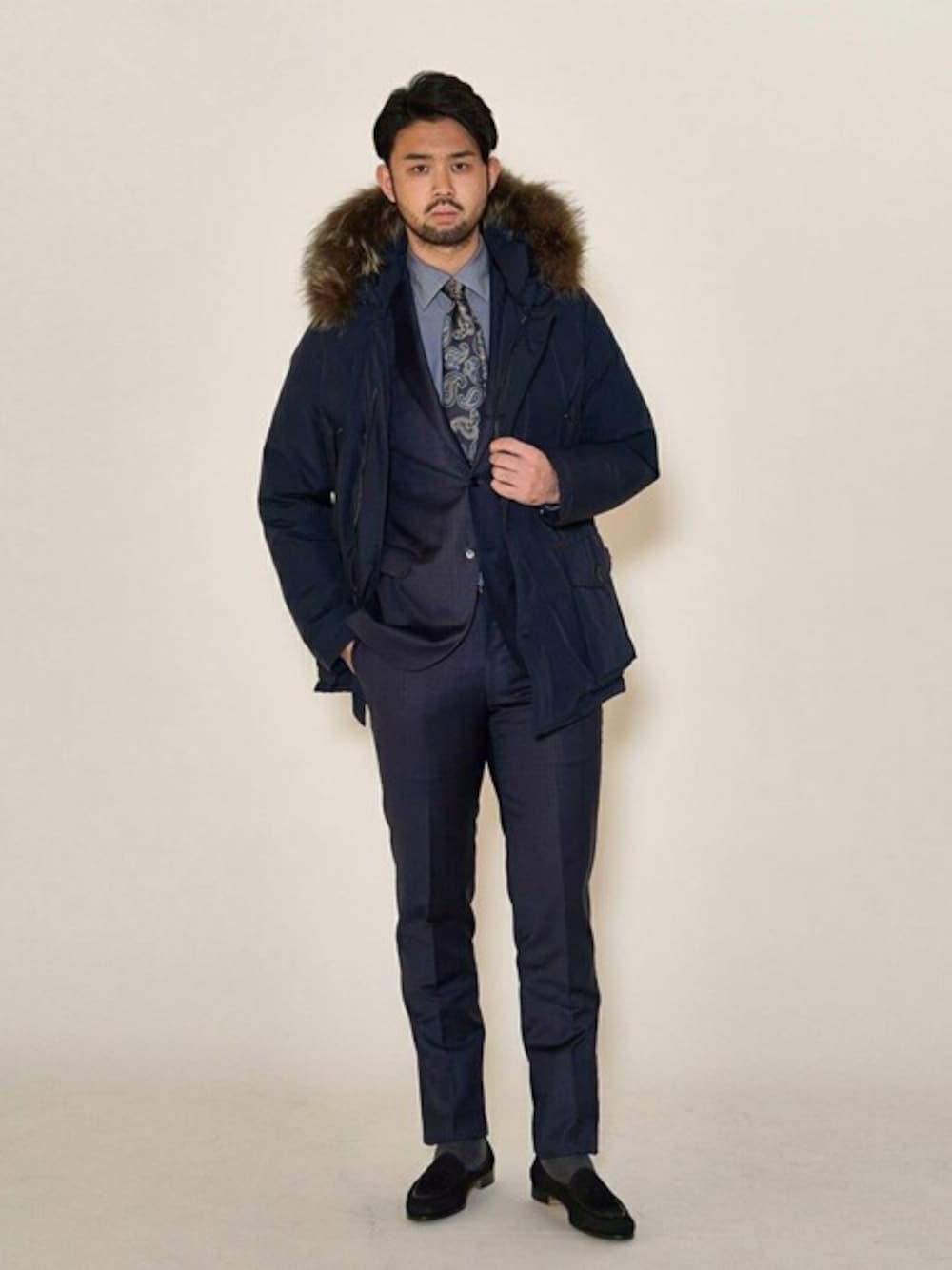 ブルー系のダウンジャケット/コート、ブルー系のネクタイ、ブルー系のビジネスシャツを着用したメンズの冬コーディネートの1枚目の写真