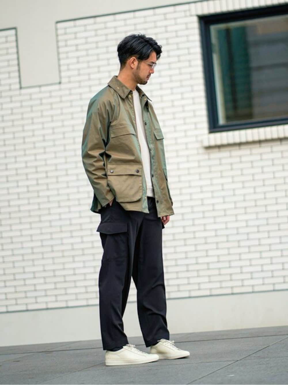 グリーン系のその他アウターを着用したメンズの冬コーディネートの1枚目の写真