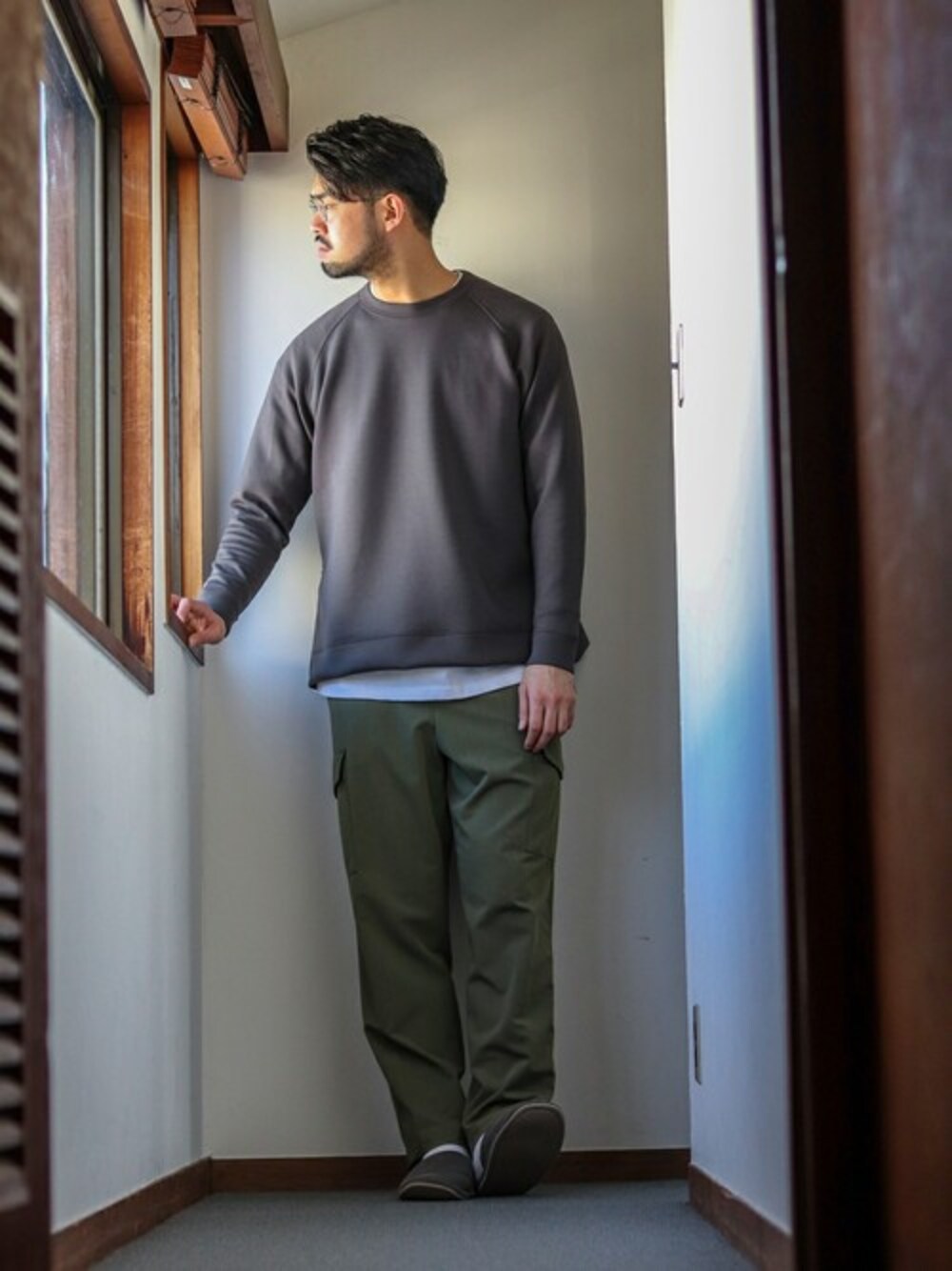 グレー系のスウェット、ホワイト系のTシャツ/カットソーを着用したメンズの冬コーディネートの1枚目の写真