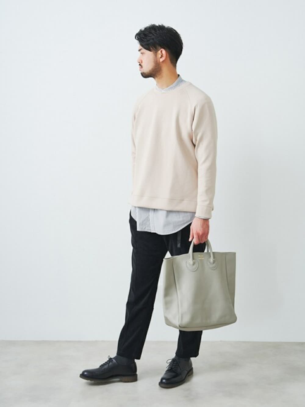 ベージュ系のスウェット、グレー系のシャツ/ブラウス、ブラック系のその他パンツを着用したメンズの冬コーディネートの1枚目の写真