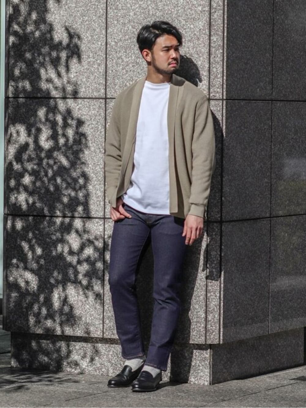 ブルー系のデニムパンツ、ベージュ系のカーディガン/ボレロを着用したメンズの冬コーディネートの1枚目の写真