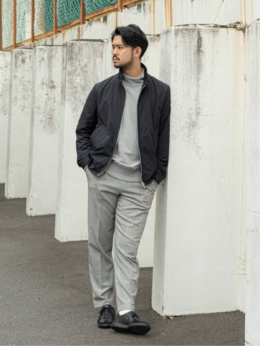 ブラック系のブルゾン、グレー系のスウェット、ブラック系のスニーカーを着用したメンズの秋コーディネートの1枚目の写真