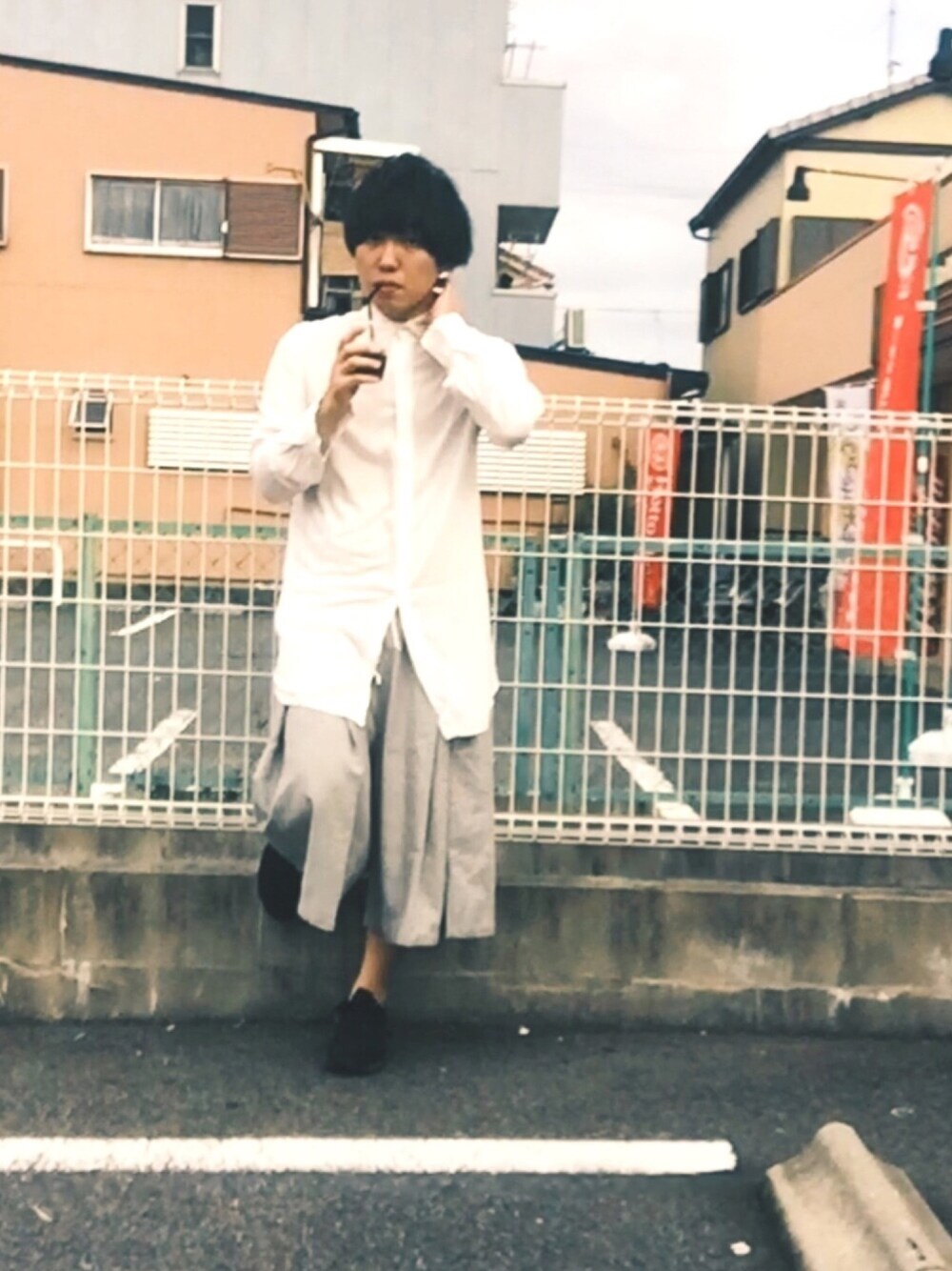 ホワイト系のシャツ/ブラウス、ブラック系のスニーカー、グレー系のパンツを着用したメンズの秋コーディネートの1枚目の写真