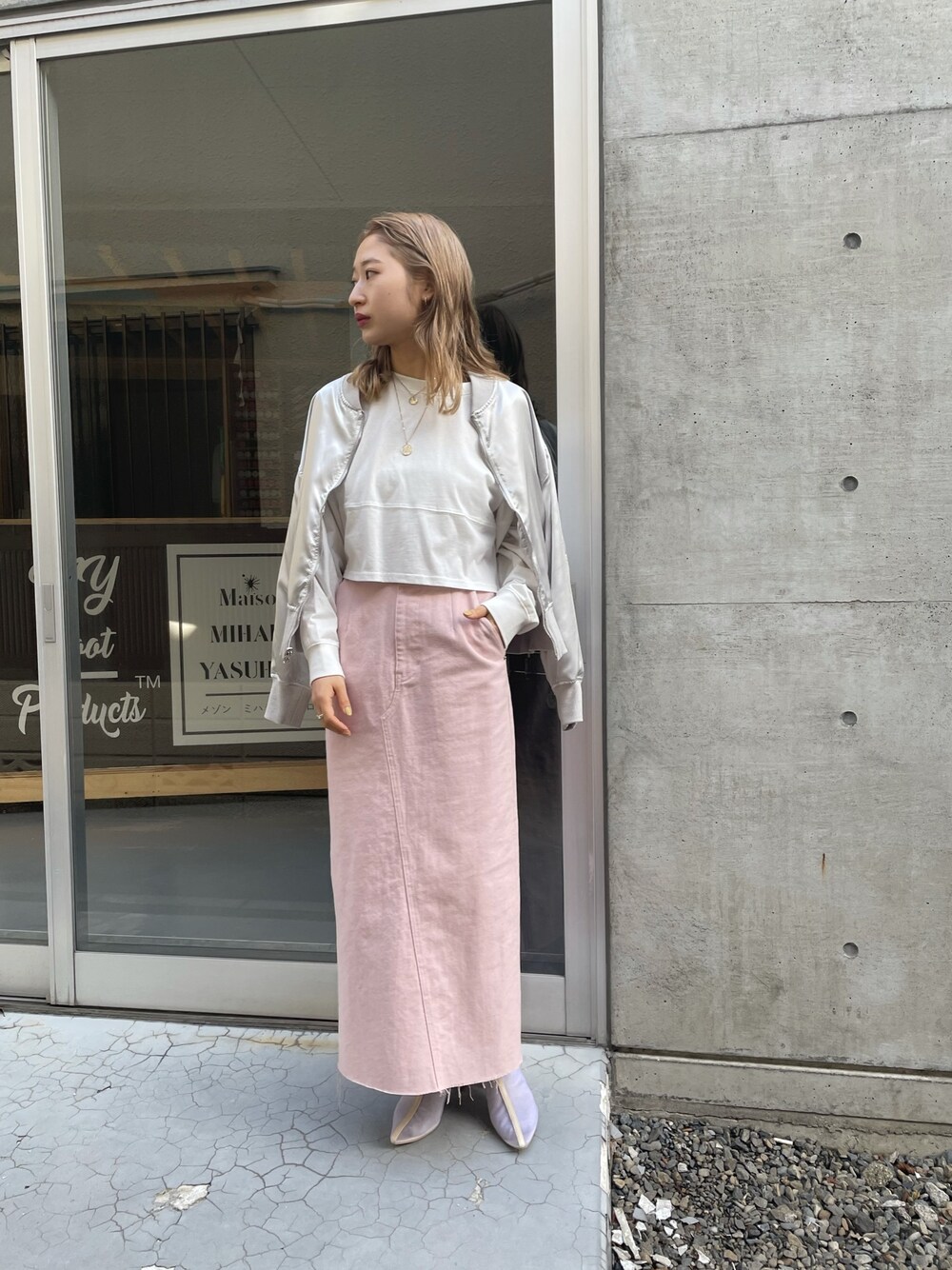 ピンク系のスカート、ホワイト系のブーツ、ホワイト系のTシャツ/カットソーを着用したレディースの冬コーディネートの1枚目の写真