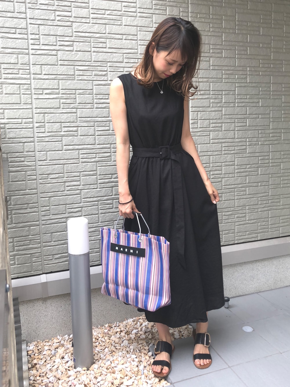 「カジュアルコーデ、ワンピース、ストライプバッグ、MARNI、ロングワンピース、大人コーデ、黒」｜「SLOBE IENAのベルト付きノースリーブロングワンピース◆（ワンピース、ブラック系）」を使った、miiさん（レディース・163cm）の夏コーディネートの1枚目の写真