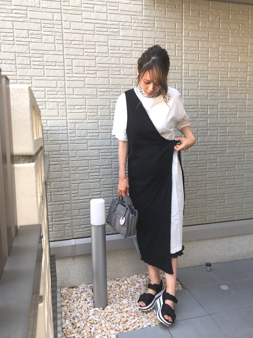 「シンプルコーデ、ワンショルダー、ラクチンコーデ、サンダル、妊婦、妊婦コーデ」｜「JEANASISのワンショルロングベスト/836177（ベスト、ブラック系）」を使った、miiさん（レディース・163cm）の春コーディネートの1枚目の写真