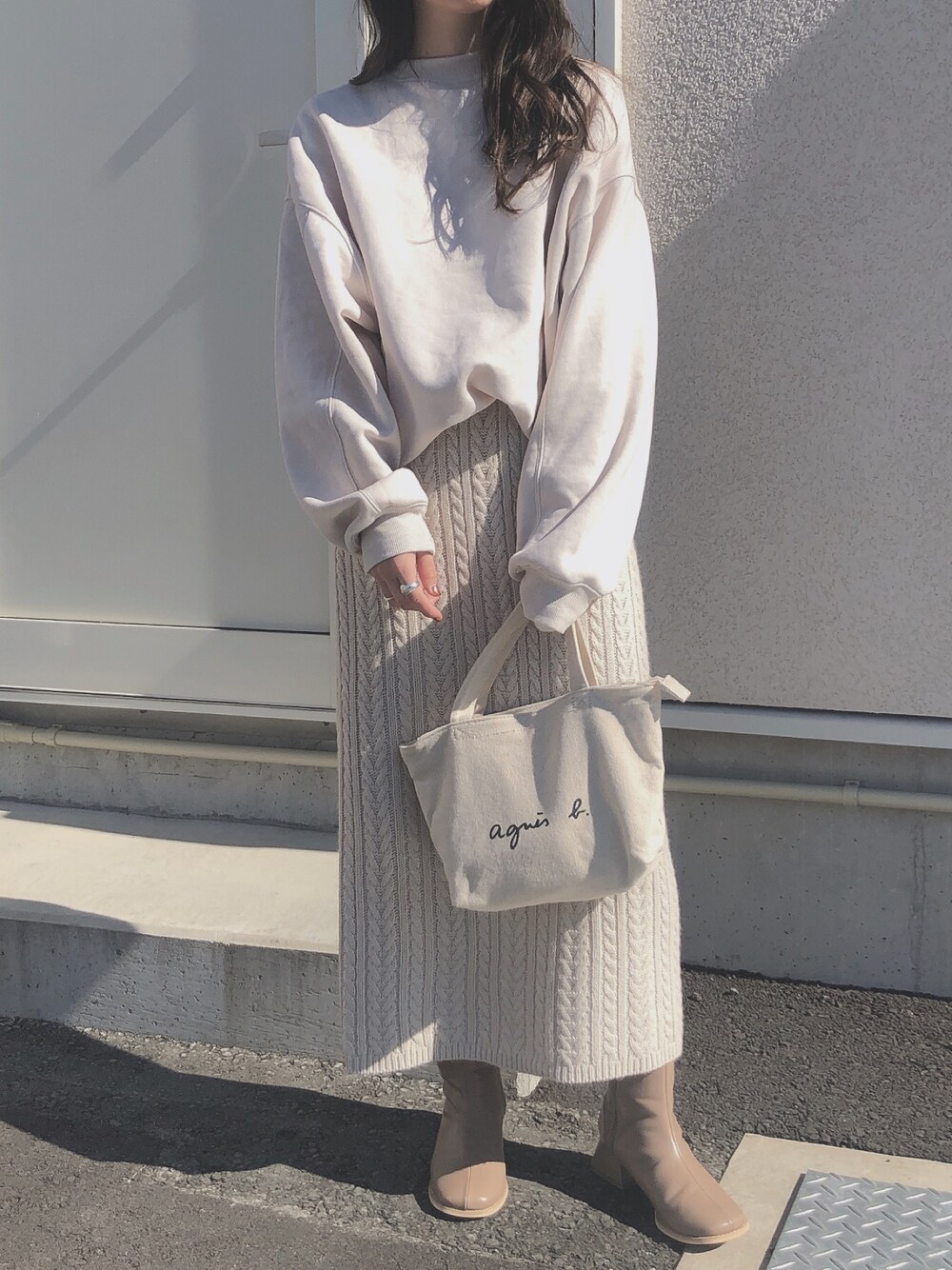 「大人カジュアル、オトナ女子、きれいめカジュアル、冬コーデ、ニットコーデ、ootd、ショートブーツ、ベージュコーデ、ワントーンコーデ、ニット」｜「GUのケーブルニットナロースカート（スカート、ベージュ系）」を使った、yumikoさん（レディース・157cm）の秋コーディネートの1枚目の写真