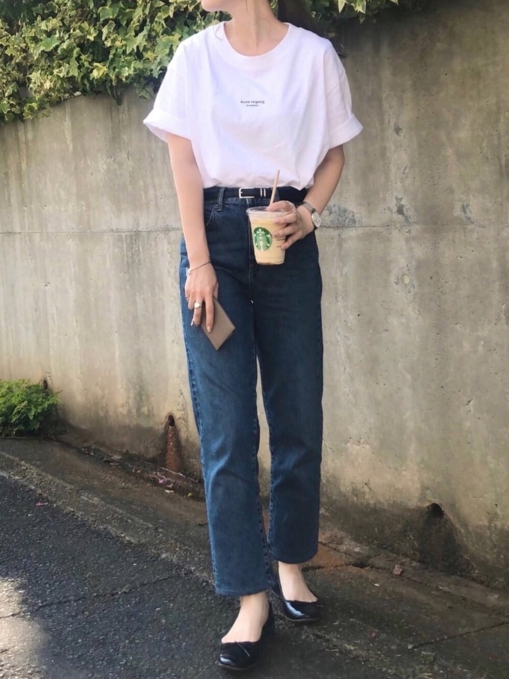「シンプル、ロゴT、大人カジュアル、きれいめカジュアル、オトナ女子、楽チンコーデ、パンツスタイル、おしゃれさんと繋がりたい、夏、デニム」｜「Acne Studiosの＜Acne Studios＞リバースロゴTシャツΨ（Tシャツ/カットソー、ホワイト系）」を使った、yumikoさん（レディース・158cm）の夏コーディネートの1枚目の写真