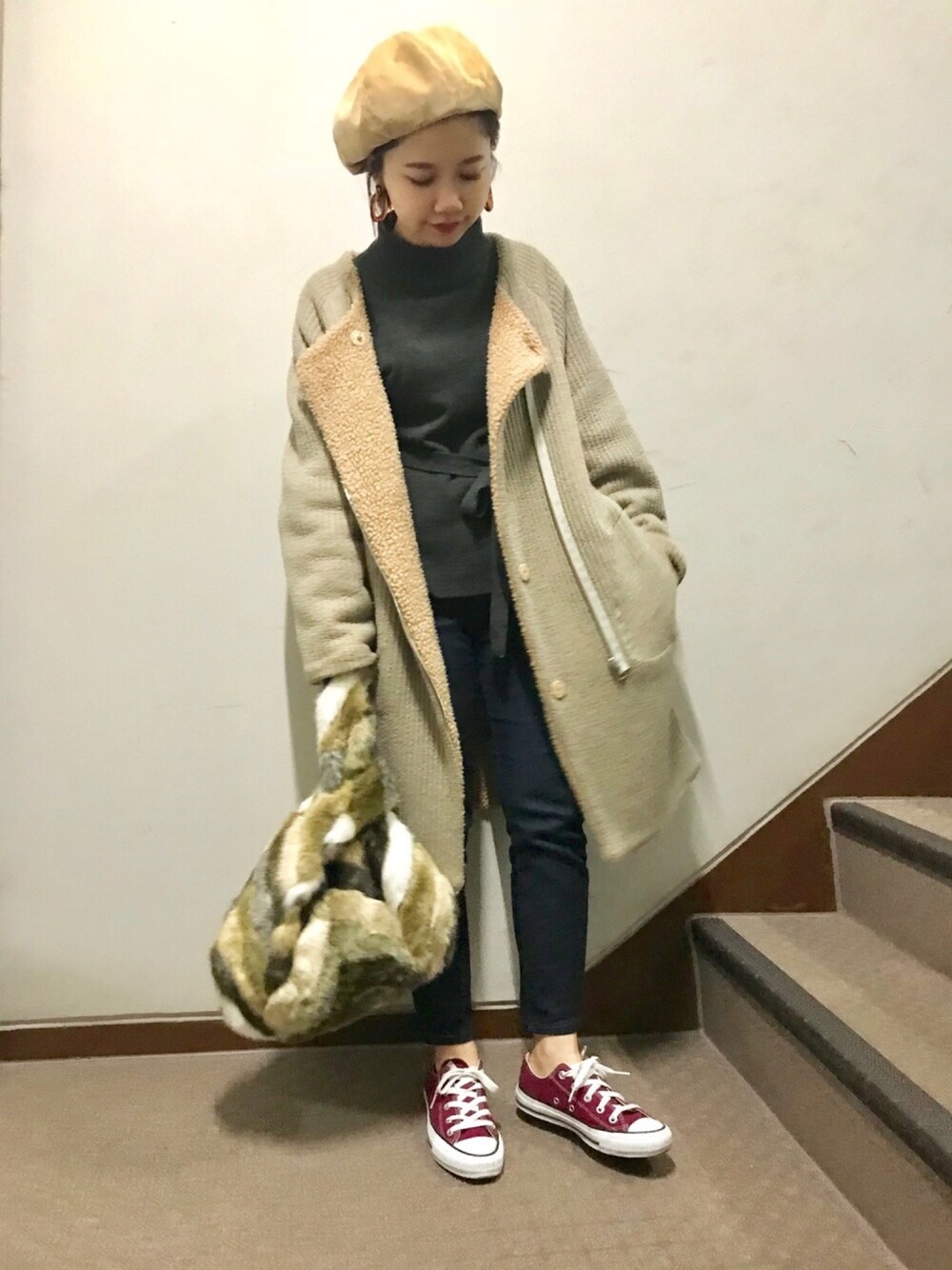 「大人カジュアル、休日スタイル、デニム、コンバース、ootd、パンツスタイル、ファー小物、ベレー帽、GU」｜「Ray BEAMSのRay BEAMS / ベロア コーデュロイ ベレー（ハンチング/ベレー帽、ベージュ系）」を使った、まなちゅさん（レディース・150cm）の冬コーディネートの1枚目の写真
