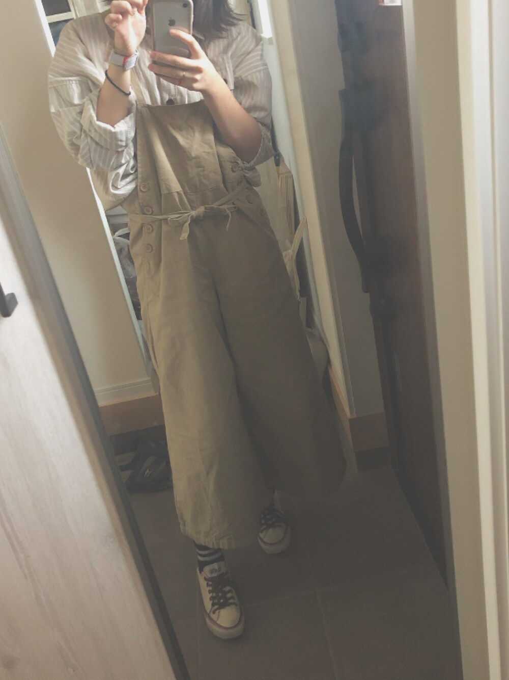 「学校、私服、おしゃれさんと繋がりたい、お洒落さんとつながりたい、フォローミー、パンツスタイル、サロペット、オーバーサイズ」｜「CONVERSEのアイテム（スニーカー、ホワイト系）」を使った、むーさん（レディース・159cm）の夏コーディネートの1枚目の写真