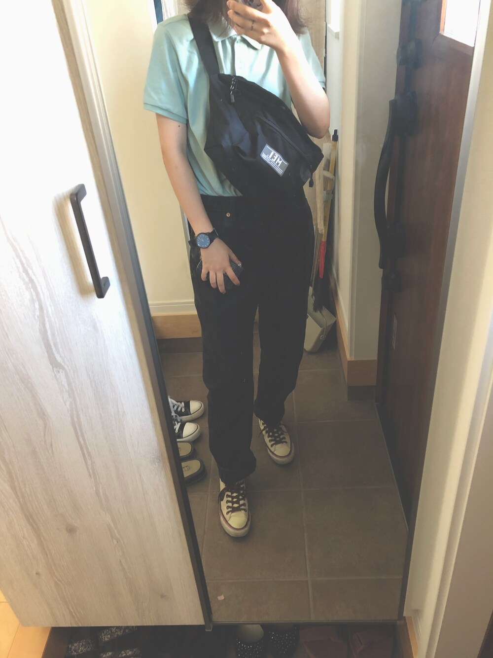 「パンツスタイル、ウエストポーチ、ウエストバッグ、おしゃれさんと繋がりたい、お洒落さんとつながりたい、古着、ジーンズ、Levi's、外ハネ、バイト」｜「Levi'sのアイテム（デニムパンツ、ブラック系）」を使った、むーさん（レディース・159cm）の夏コーディネートの1枚目の写真