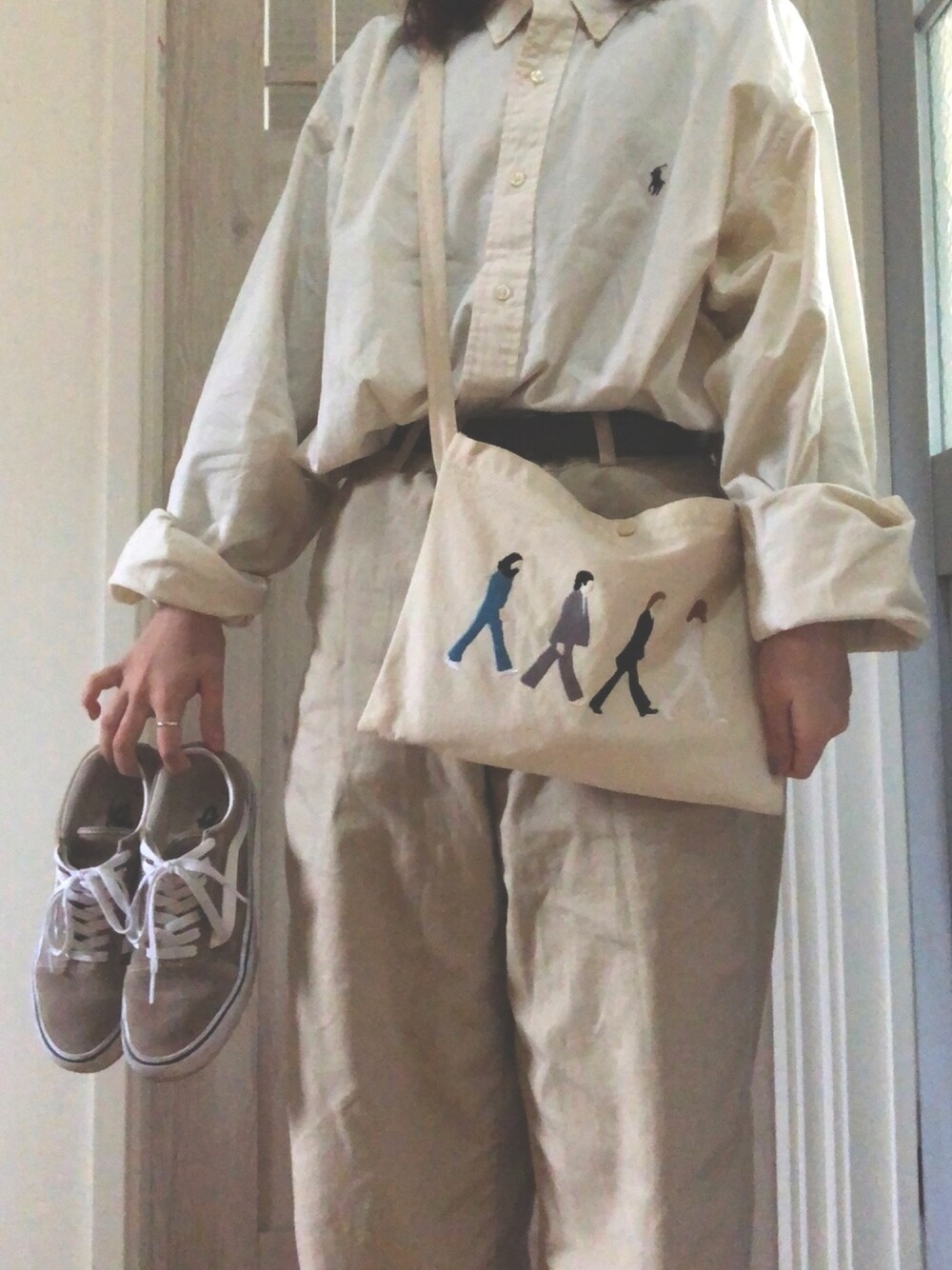 「春、おうちファッション、おしゃれさんと繋がりたい、お洒落さんとつながりたい、スニーカー、サコッシュ、メンズライク、パンツスタイル、フォローミー、follow」｜「The BeatlesのSU: BEATLES サコッシュ■（ショルダーバッグ、ホワイト系）」を使った、むーさん（レディース・159cm）の春コーディネートの1枚目の写真