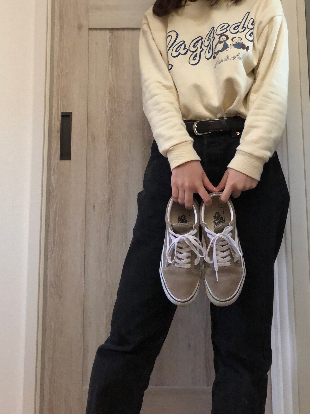 「シンプル、古着、古着コーデ、おしゃれさんと繋がりたい、いいね、save、フォローお願いします🤑、スニーカー、お洒落さんとつながりたい、カジュアルコーデ、スウェット、母のおさがり」｜「VANSのVANS ヴァンズ “COMFORT” OLD SKOOL ヴァンズ オールドスクール V36CF CALM TAUPE（スニーカー、ベージュ系）」を使った、むーさん（レディース・159cm）の春コーディネートの1枚目の写真