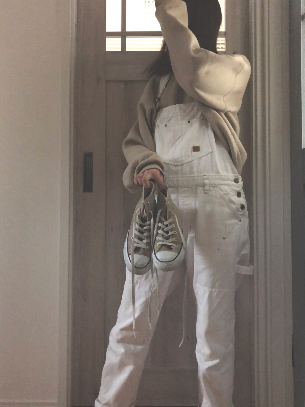 「春コーデ、コンバース、converse、オーバーオール、古着、カジュアル、シンプル、おしゃれさんと繋がりたい、いいね、save、フォローお願いします🤑、休日スタイル」｜「CONVERSEのCONVERSE ALL STAR COLORS HI (ﾍﾞｰｼﾞｭ) 32664389（スニーカー、ベージュ系）」を使った、むーさん（レディース・159cm）の春コーディネートの1枚目の写真