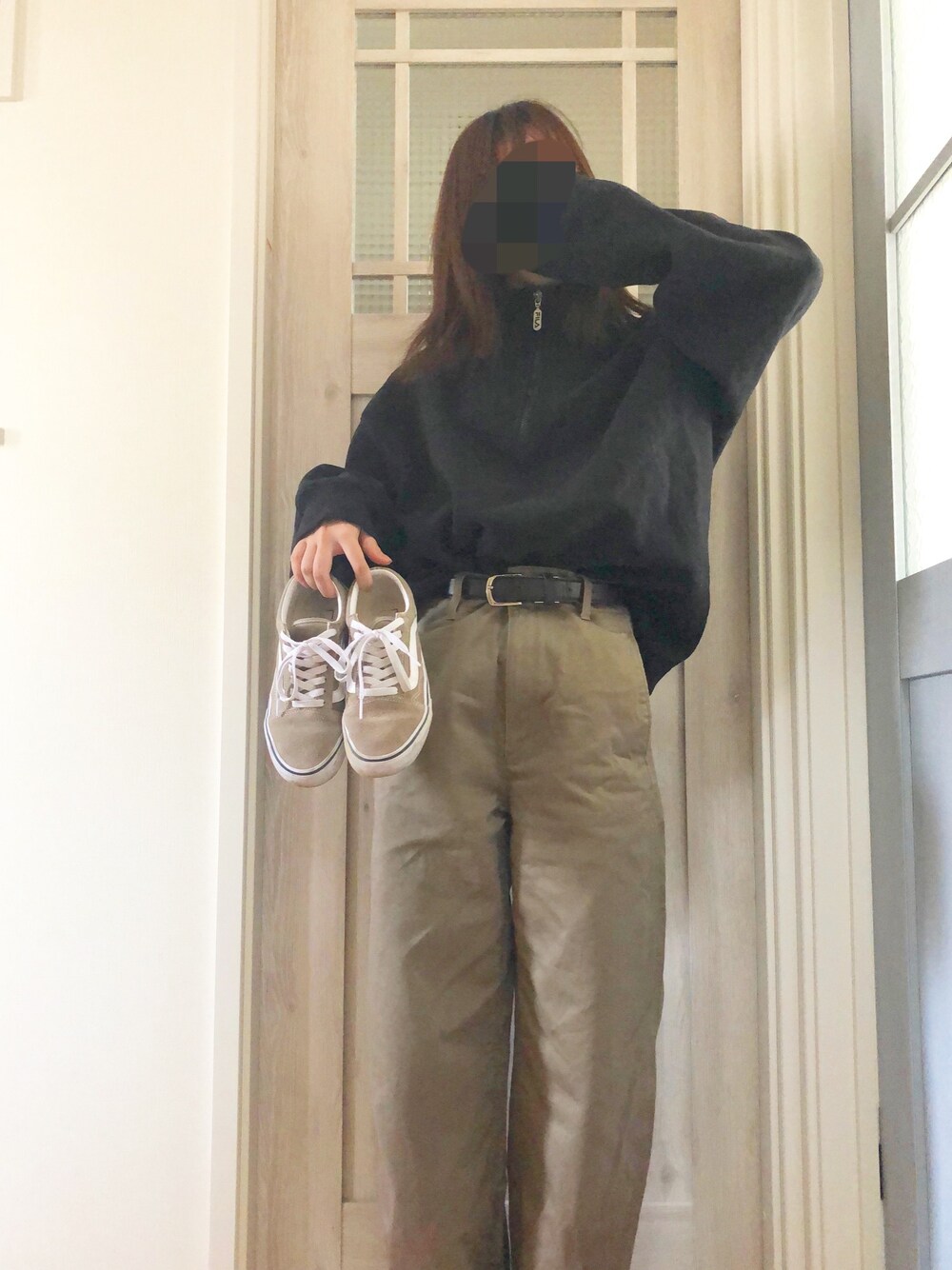 「ゆるコーデ、ラクチンコーデ、カーブパンツ、シンプル、プチプラ、おしゃれさんと繋がりたい、古着、いいね、save、フォローお願いします🤑、カジュアル、メンズライク」｜「UNIQLOのワイドフィットカーブパンツ（その他パンツ、ブラウン系）」を使った、むーさん（レディース・159cm）の春コーディネートの1枚目の写真
