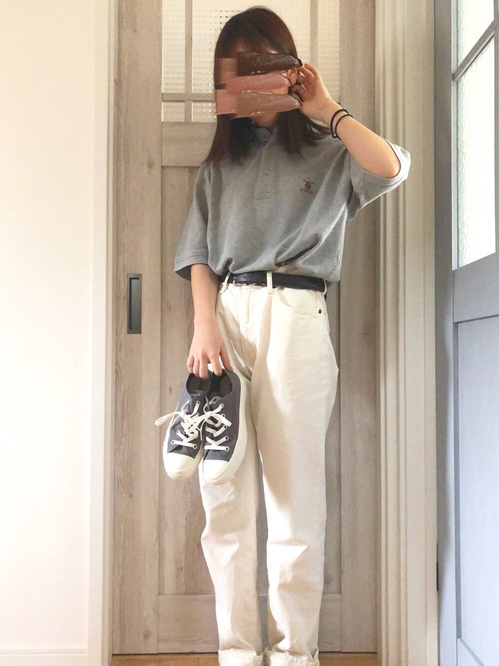「おしゃれさんと繋がりたい、シンプル、ホワイトパンツ、プチプラ、GU、スニーカー、古着、ゆるコーデ、ポロシャツ、グレー」｜「GUのアイテム（デニムパンツ、ホワイト系）」を使った、むーさん（レディース・159cm）の春コーディネートの1枚目の写真