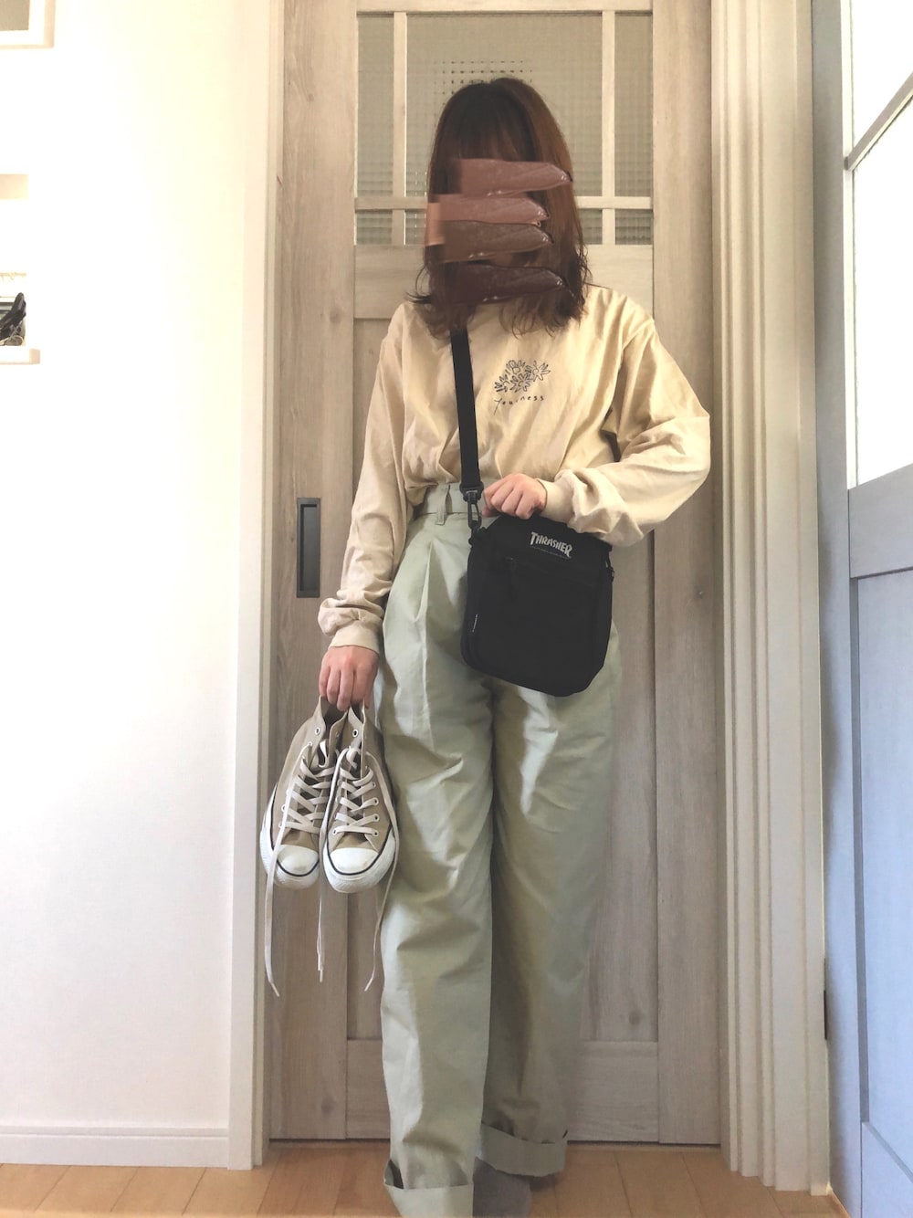 「ピスタチオ、ユニクロ、プチプラ、シンプル、春コーデ、おしゃれさんと繋がりたい、いいね、save、フォローお願いします🤑、ショルダーバッグ、お洒落さんとつながりたい、スニーカー」｜「UNIQLOのコットンツイルタックベルテッドパンツ（その他パンツ、グリーン系）」を使った、むーさん（レディース・159cm）の春コーディネートの1枚目の写真