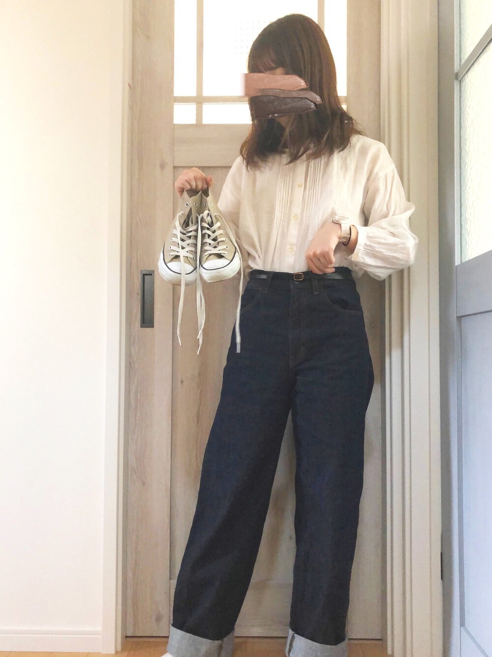 「シンプル、甘辛mix、デニム、プチプラ、ユニクロ、おしゃれさんと繋がりたい、スニーカー、いいね、save、フォローお願いします🤑、ブラウス、ootd」｜「UNIQLOのワイドフィットカーブジーンズ（デニムパンツ、ブルー系）」を使った、むーさん（レディース・159cm）の春コーディネートの1枚目の写真