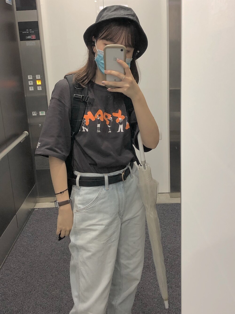 「休日スタイル、Yak Pak、デニム、夏コーデ、シンプル、おしゃれさんと繋がりたい、ストリート、スニーカー、古着、バケットハット」｜「YAKPAKのアイテム（Tシャツ/カットソー、ブラウン系）」を使った、むーさん（レディース・159cm）の夏コーディネートの1枚目の写真